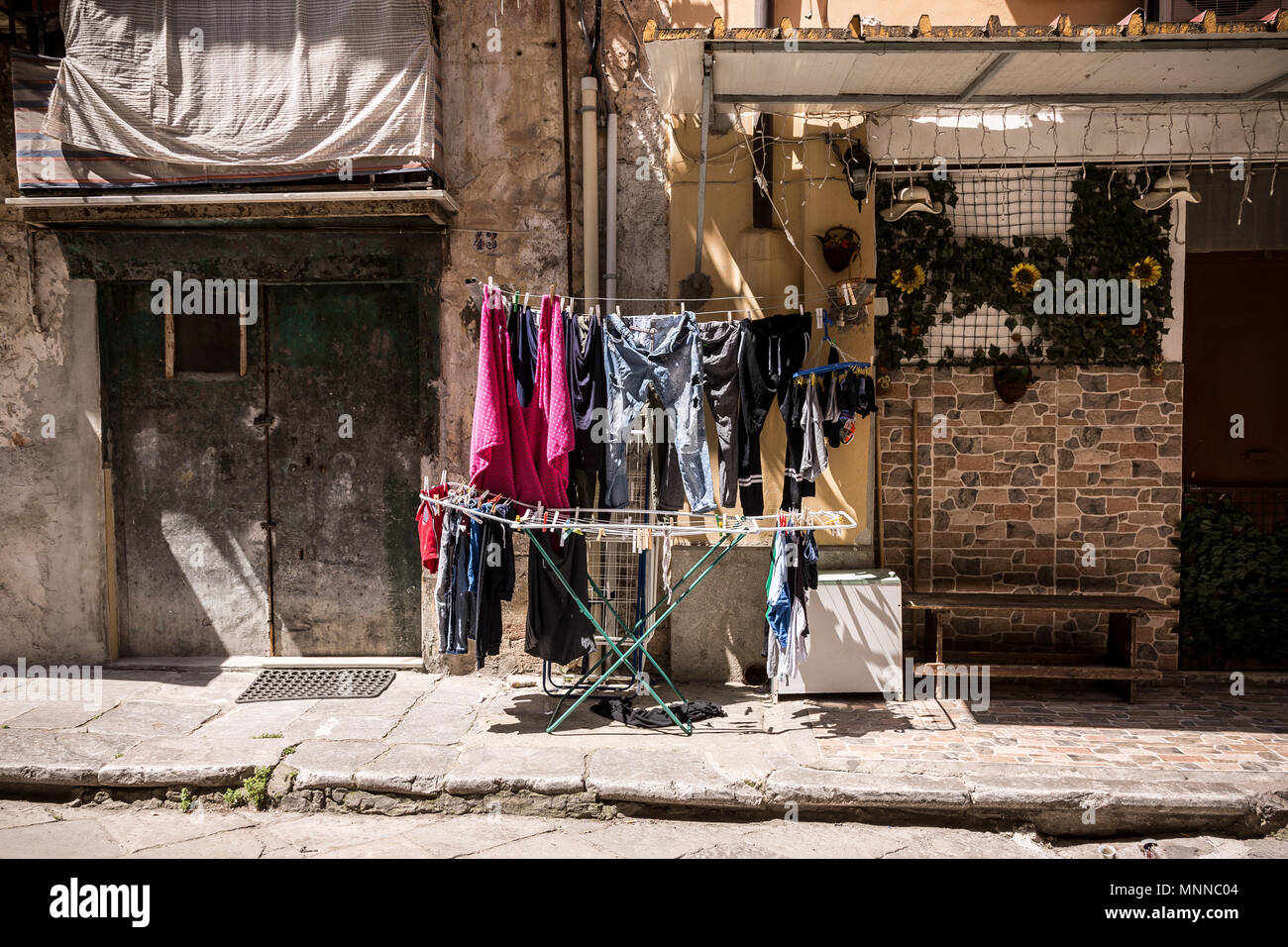 Waschen ist das Trocknen in der Sonne auf sizilianische Straße. Stockfoto