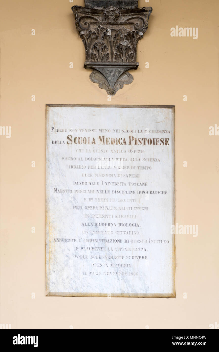 Eine Gedenktafel an der Wand des Lospedale del Ceppo, dating von 1906, im Zusammenhang mit der medizinischen Schule, Pistoia Pistoia, Toskana, Italien, Europa Stockfoto