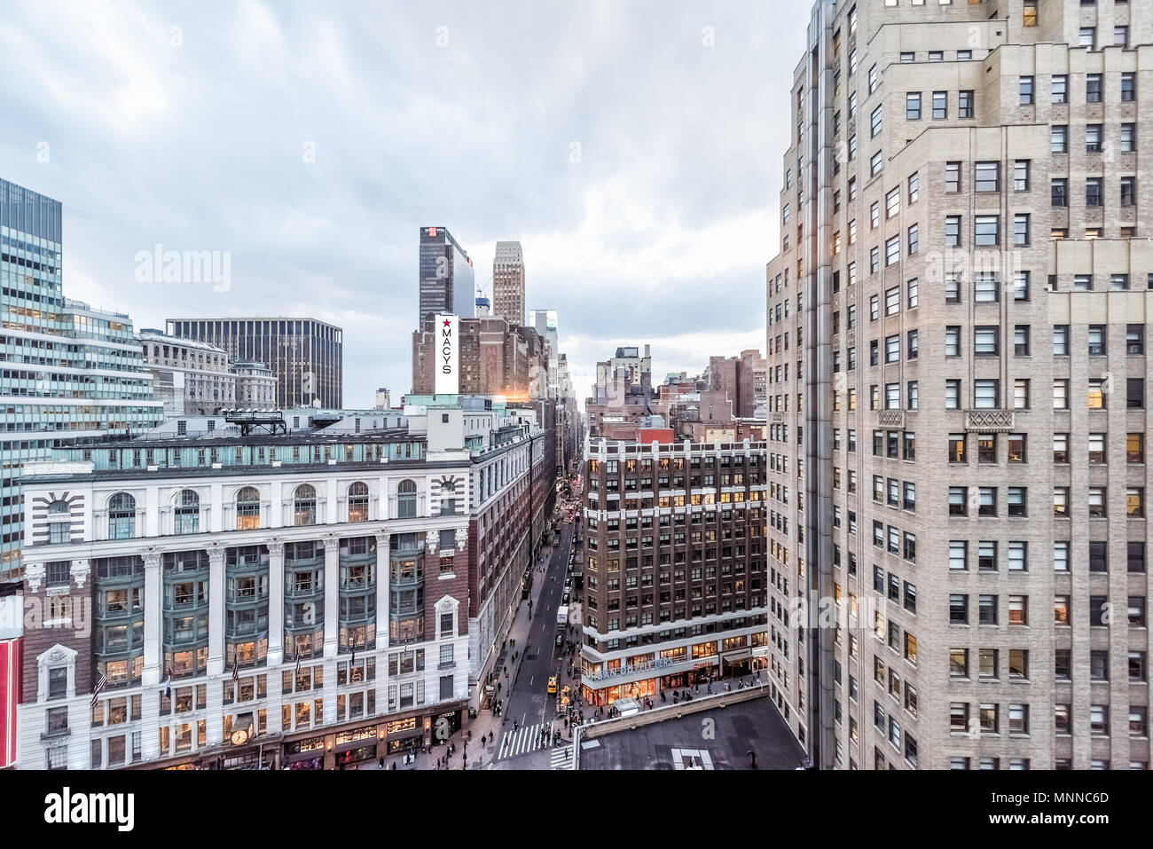 New York City, USA, 6. April 2018: Luftaufnahme des urbanen Stadtlandschaft, Skyline, Dachterrasse Gebäude Wolkenkratzer in New York Herald Square in Midtown mit Macy's Sto Stockfoto