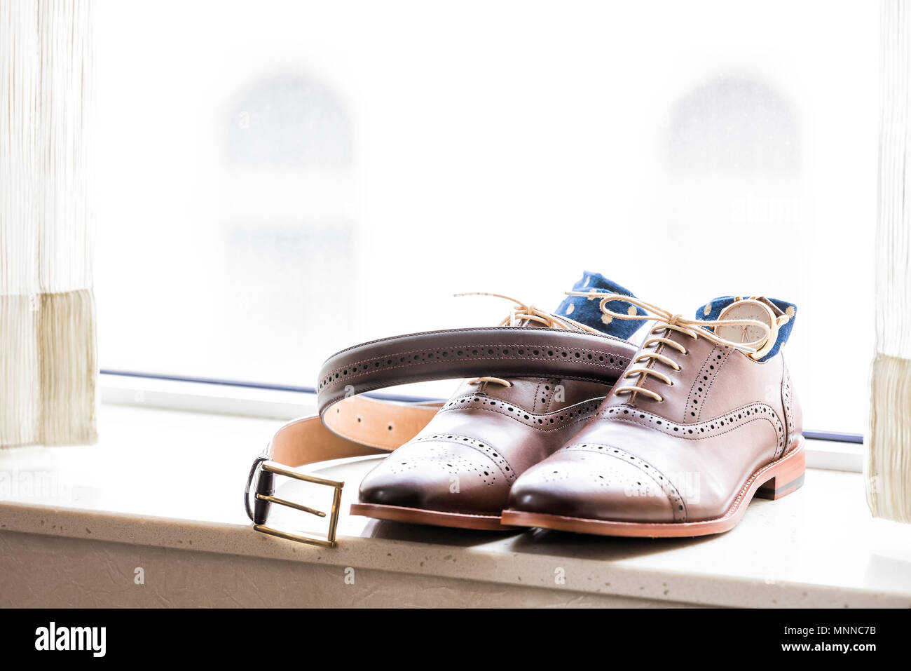 Leder Herren neue braune Schuhe closeup Stillleben mit blauen Tupfen Socken, beobachten Sie isoliert, Schnürsenkel Schnürsenkel gebunden, Hochzeit oder Vorbereitung auf das Bewerbungsgespräch, werden Stockfoto