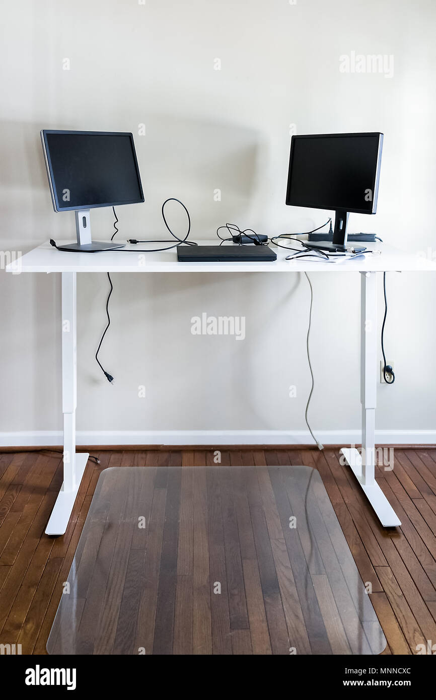 schreibtische für das büro zu hause ständigen weiß schreibtisch im büro zu hause mit minimalem minimalismus design zwei bildschirme laptop drähte mat protector für gesunde schreibtische für das büro zu hause ständigen weiß schreibtisch im büro zu hause mit minimalem minimalismus design zwei bildschirme laptop drähte mat protector für gesunde