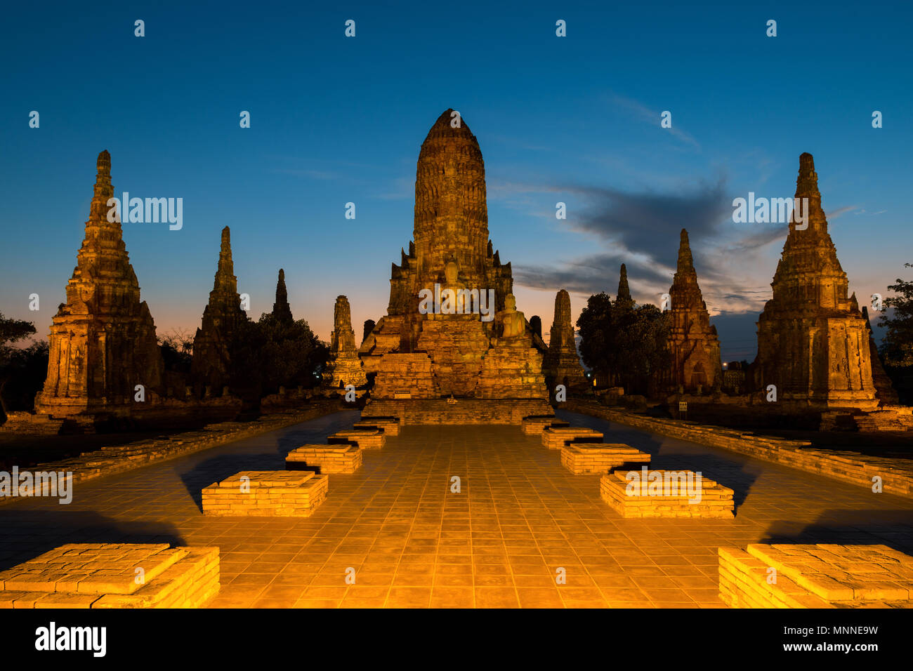 Wat Watthanaram Tempel in Ayutthaya Provinz in der Nacht in Ayutthaya Historical Park, Thailand. Stockfoto