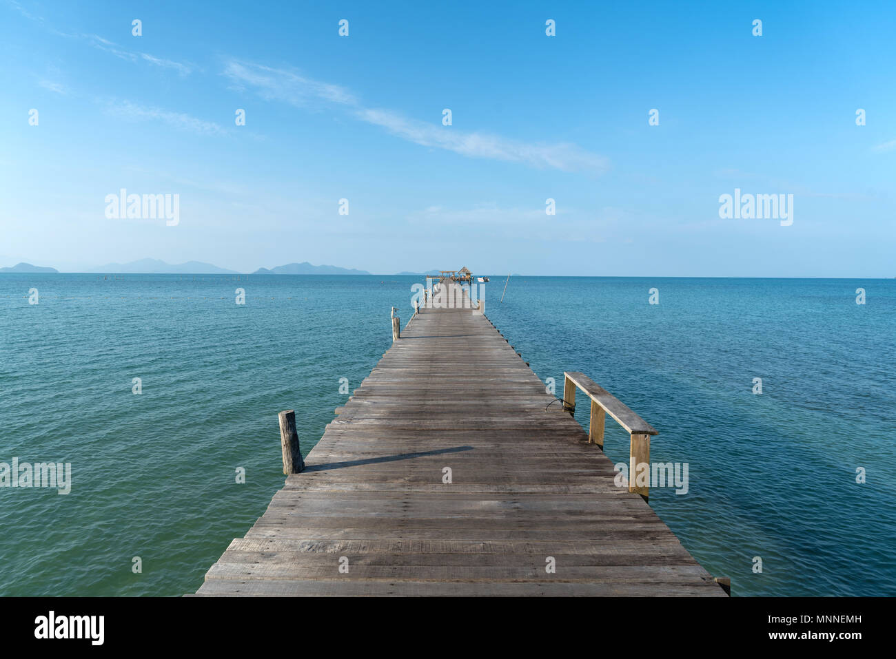 Holz- Pier in Phuket, Thailand. Sommer, Reisen, Ferien und Urlaub. Stockfoto
