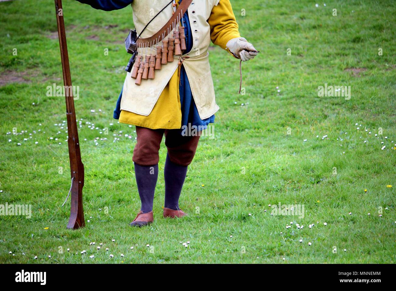 Falmouth, Cornwall, Großbritannien - 12 April 2018: Historische militärische re-Enactor gekleidet in blau und gelb Tudor Kleidung mit Leder- Ausstattung, die ein Stockfoto