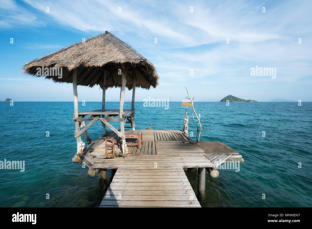 Hölzerne Seebrücke und Hütte in Phuket, Thailand. Sommer, Reisen, Ferien und Urlaub. Stockfoto