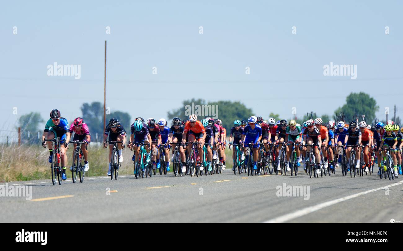 Elk Grove, USA. 17. Mai 2018. Stufe 1 der Frauen Peloton an der Meile 15 von 77 Meilen des Rennens hinunter auf Straightem Straße auf dem Land. C Stockfoto