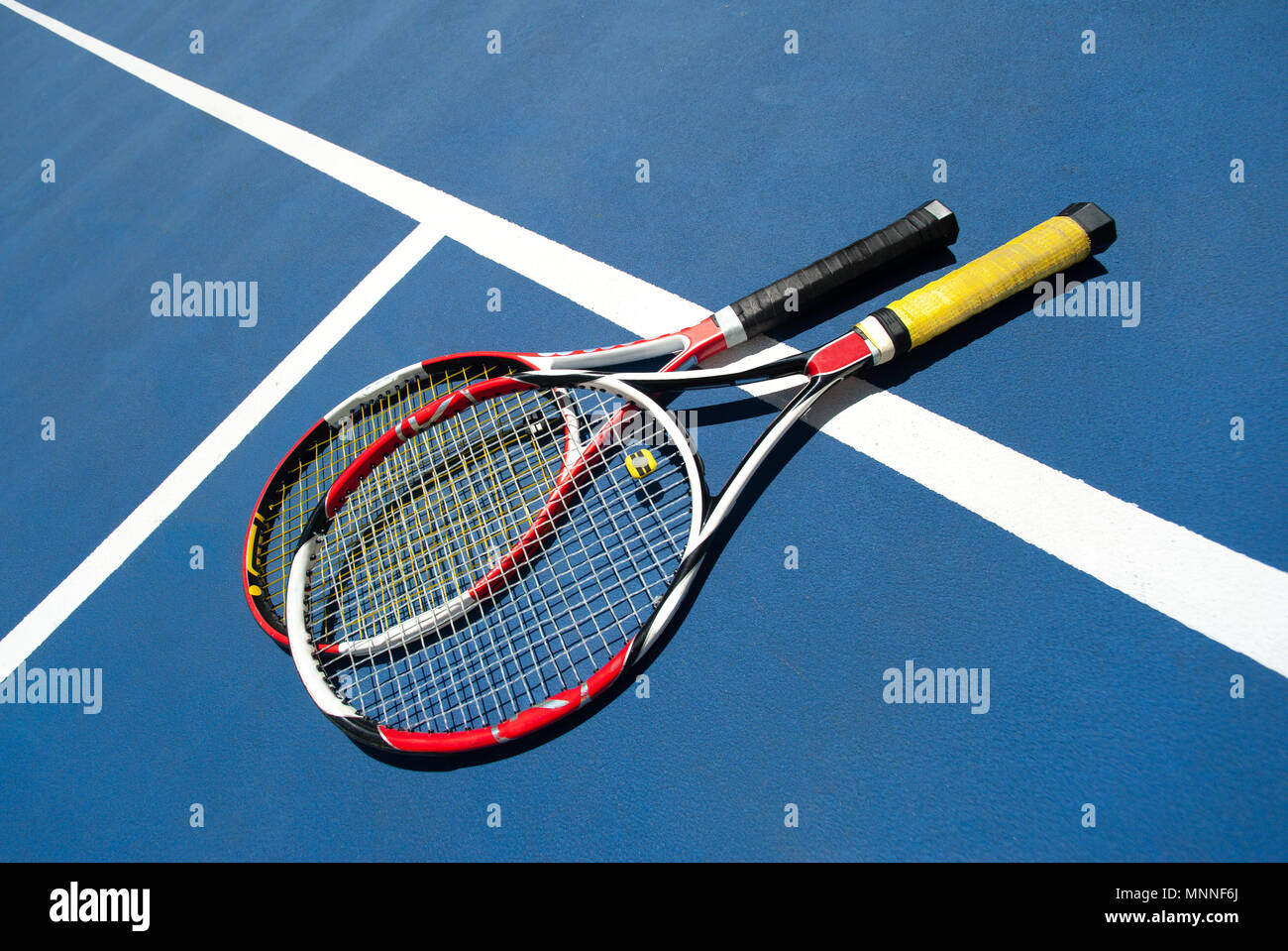 Paar Tennisschläger auf den Gerichtshof Stockfoto