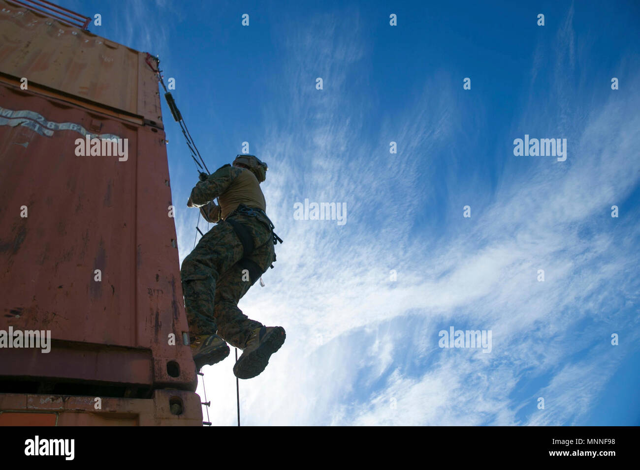 Die SOUDA BUCHT, Griechenland (6. März 2018) AMarine zugeordnet zu maritimen Raid-Kraft (MRF), 26 Marine Expeditionary Unit (MEU), Klettert eine Leiter zum Container im Container Inspektion Ausbildung bei Marinebasis Souda Bay, Griechenland, 6. März 2018 beigefügt. Die NATO Maritime Verbot Operations Training Center (NMIOTC) gehostete Ausbildung des MRF der MEU weiter für Maritime Security Operations vorbereiten können, sowie die Möglichkeiten der Partnerstaaten im maritimen Verbot Operationen zu stärken. Stockfoto