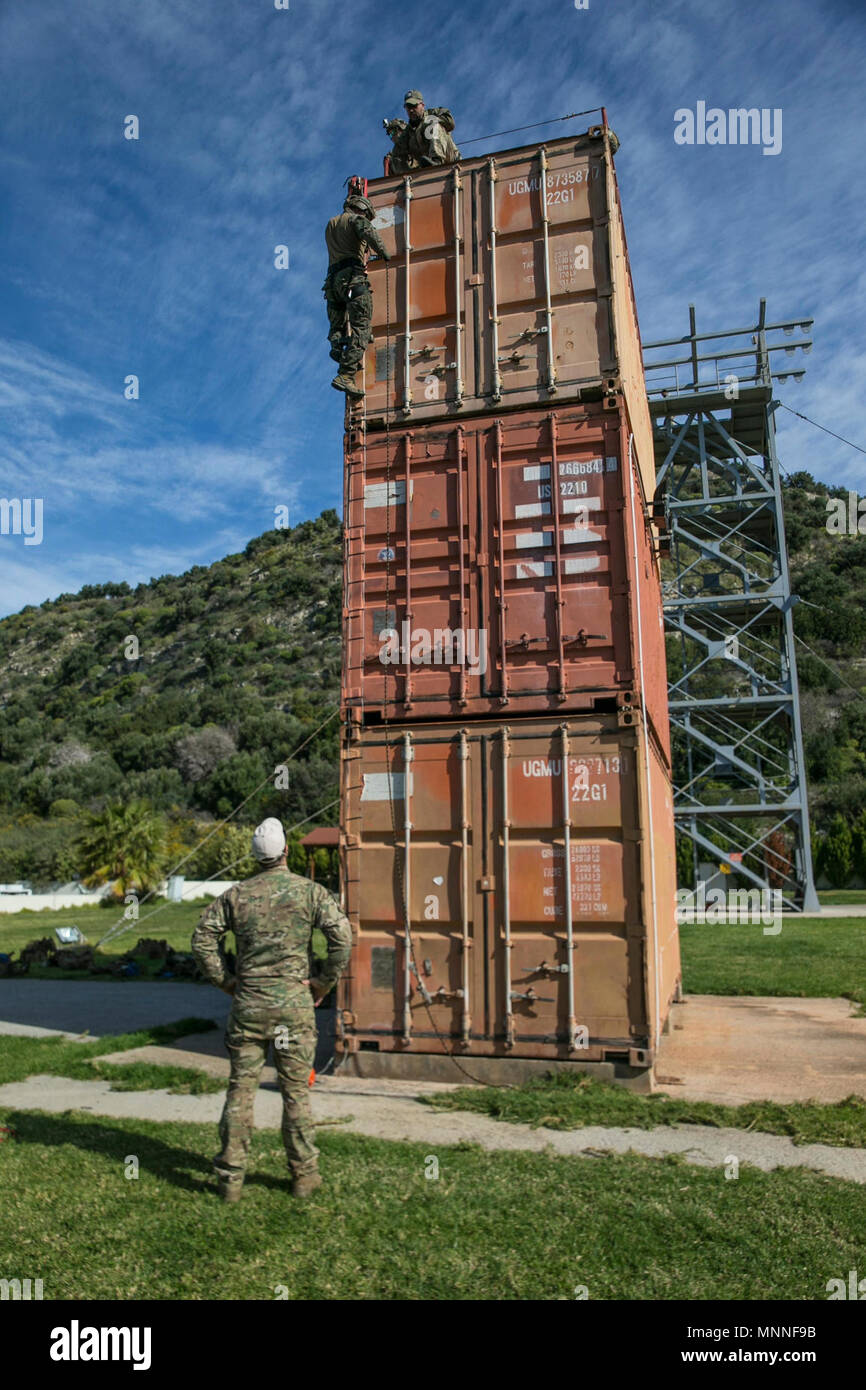 Die SOUDA BUCHT, Griechenland (6. März 2018) Griechische Marine Ausbilder, zugeordnet zu den NATO-Maritime Verbot Operations Training Center (NMIOTC), zeigen die Verwendung der Sicherheitseinrichtungen auf einem Marine zugeordnet zu maritimen Raid-Kraft (MRF), 26 Marine Expeditionary Unit (MEU), während Behälterinspektion Ausbildung bei Marinebasis Souda Bay, Griechenland, 6. März 2018. Die NMIOTC hosted Ausbildung des MRF der MEU weiter für Maritime Security Operations vorbereiten können, sowie die Möglichkeiten der Partnerstaaten im maritimen Verbot Operationen zu stärken. Stockfoto