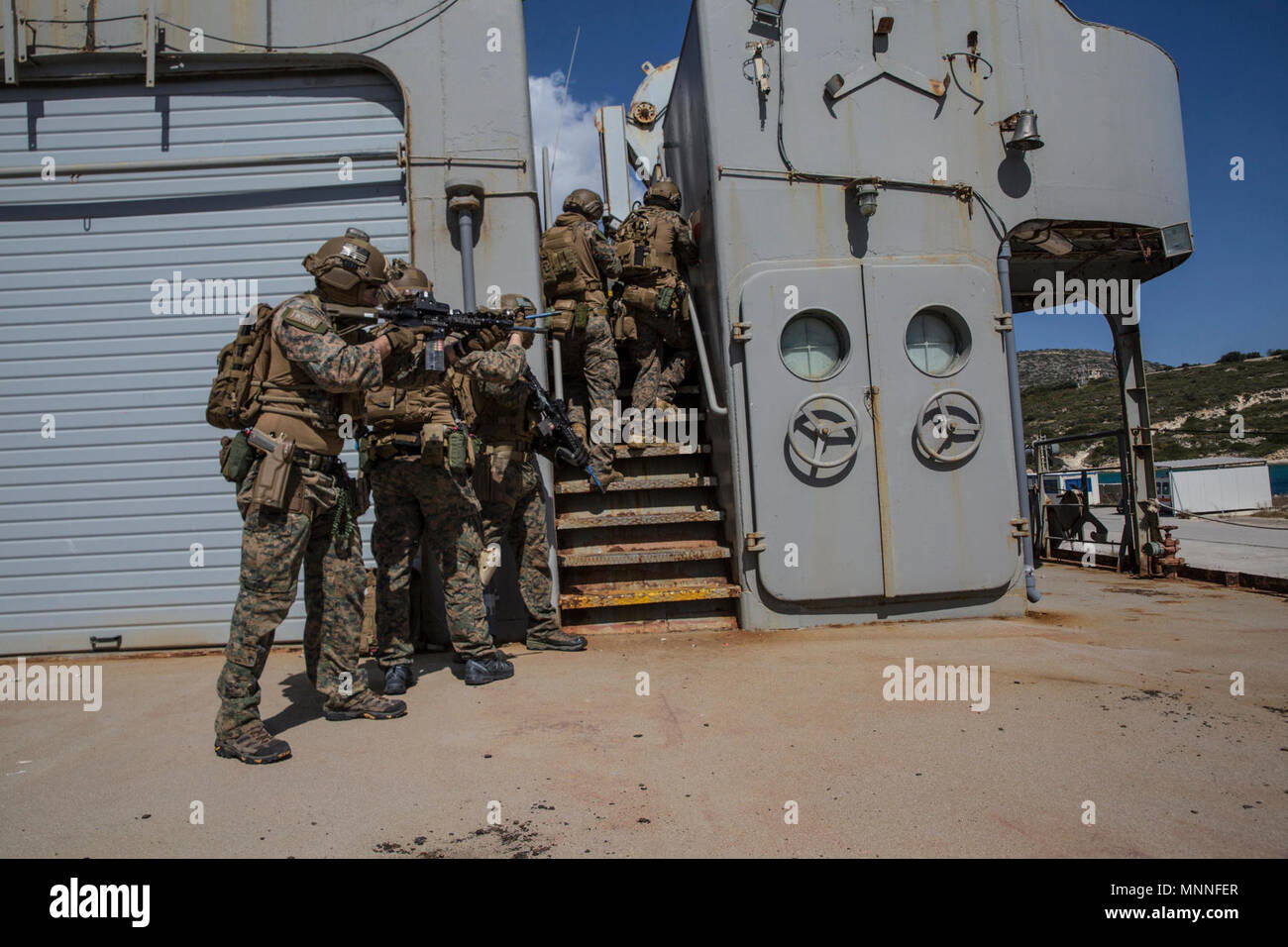 Die SOUDA BUCHT, Griechenland (8. März 2018) Marines zugeordnet zu maritimen Raid-Kraft (MRF), 26 Marine Expeditionary Unit (MEU), führen Sie einen simulierten besuchen, Board, Suche, und Beschlagnahme Betrieb an Bord der Schulschiff HS Aris (74), in der Marinebasis Souda Bay, Griechenland, 8. März 2018. Die NATO Maritime Verbot Operations Training Center (NMIOTC) gehostete Ausbildung des MRF als Teil einer zweiwöchigen Kurs, maritime Verbot Techniken zu NATO-Partnerstaaten zu unterrichten. Stockfoto