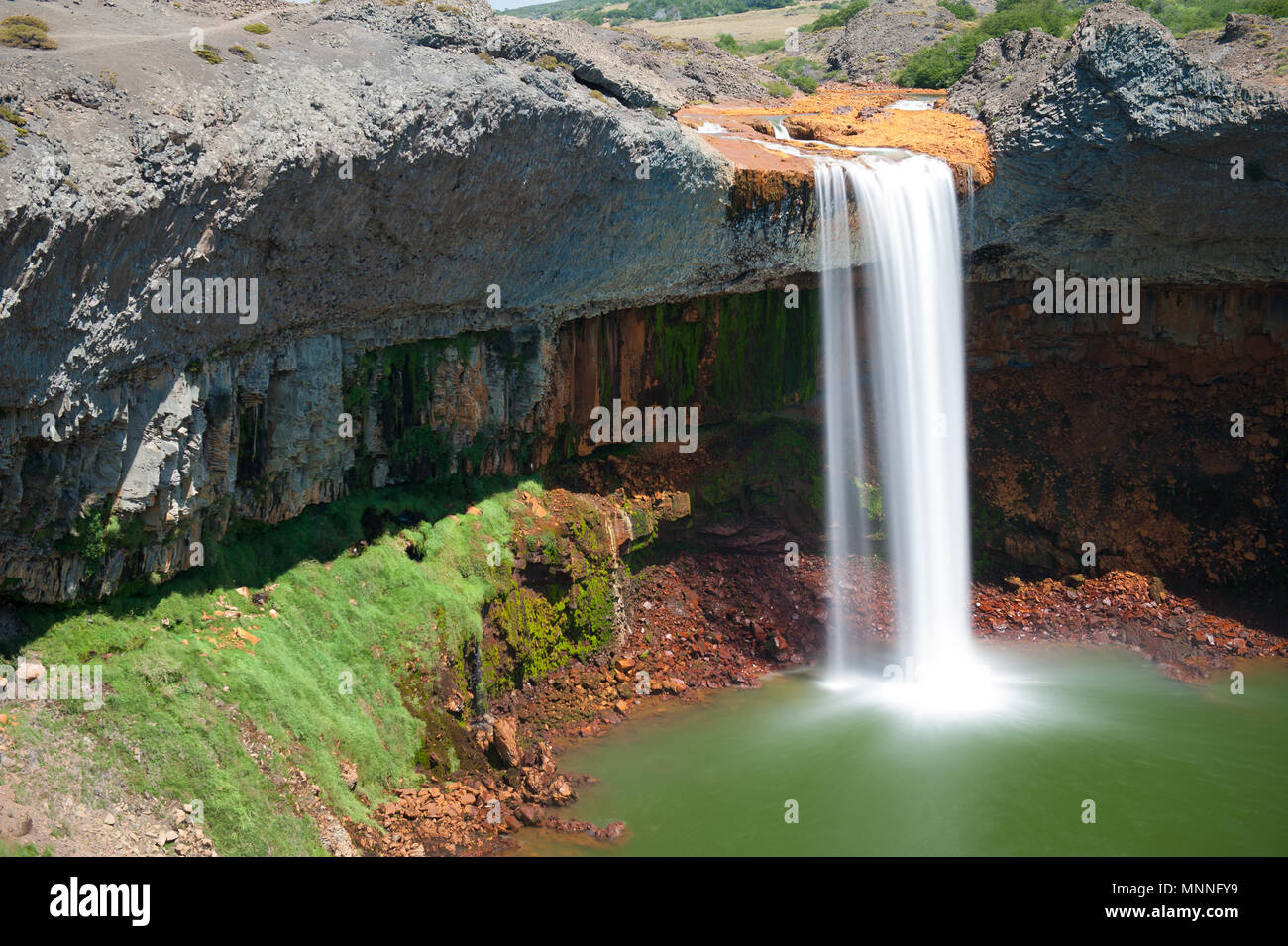 Wasserfälle unter Sonnenlicht Stockfoto