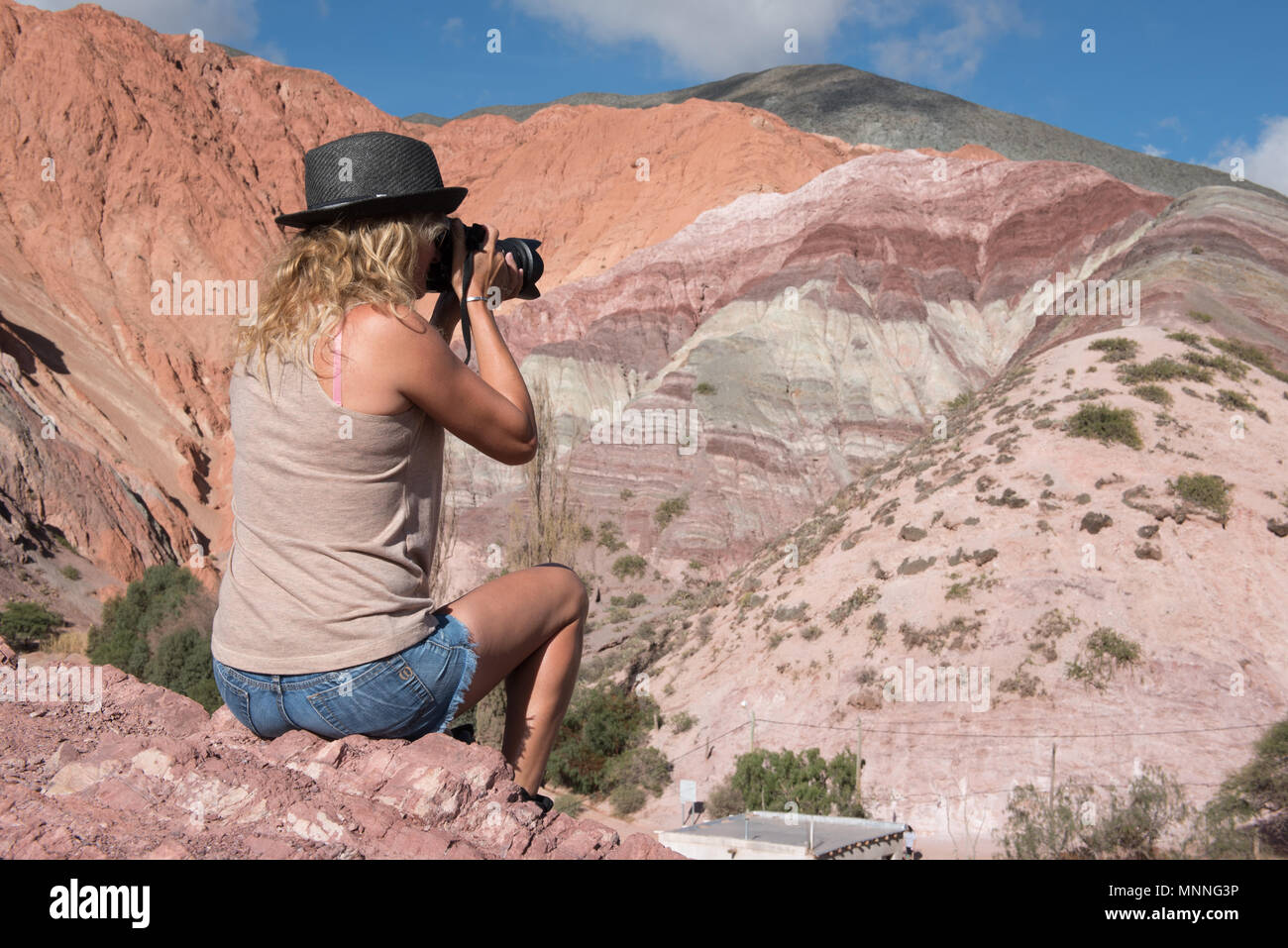 Frau Fotograf Fotografieren der Farbe Berge mit DSLR-Kamera Stockfoto