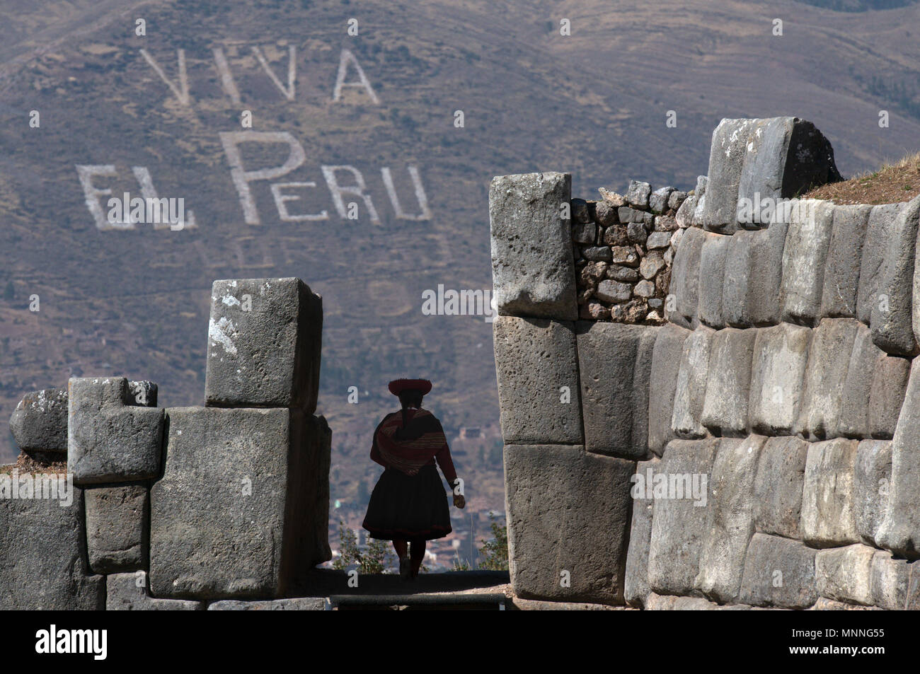 Typisch Frau mit Steinen in Cuzco Peru Stockfoto
