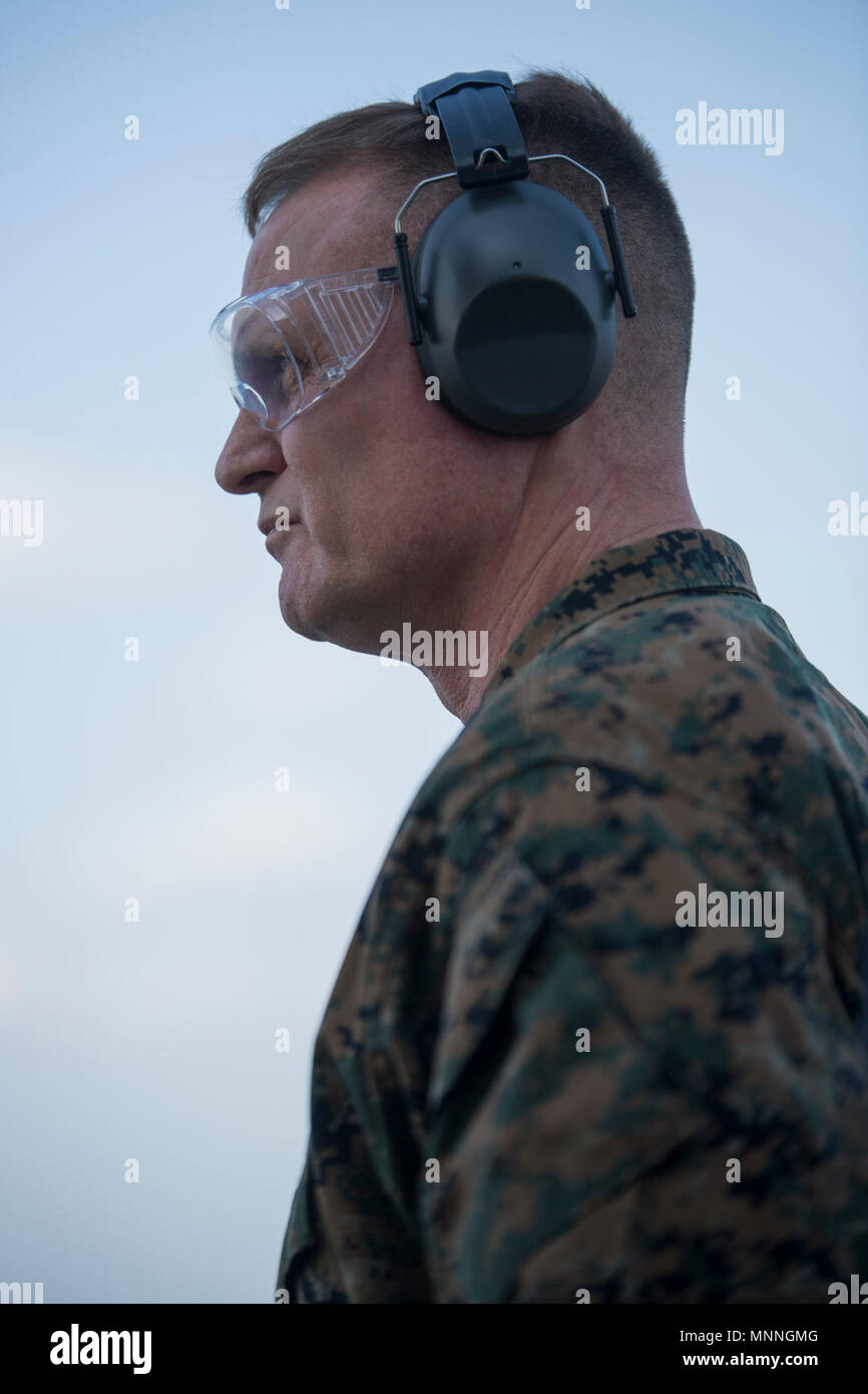 Der stellvertretende Kommandant für die Luftfahrt Generalleutnant Steven R. Ruder Uhren die F-35 B Blitz II DURCHFÜHRUNG Flugbetrieb auf der USS Wasp (LL 1), 14. März 2018. Die 31 Marine Expeditionary Unit ist die Vorbereitung für seine regelmäßigen Feder Patrol 2018 zur Unterstützung der Stabilität und Sicherheit in der indopazifischen Region. Wie das Marine Corps' nur kontinuierlich vorwärts - bereitgestellt MEU, den 31 MEU bietet eine flexible Kraft bereit, eine breite Palette von militärischen Operationen auszuführen. Stockfoto