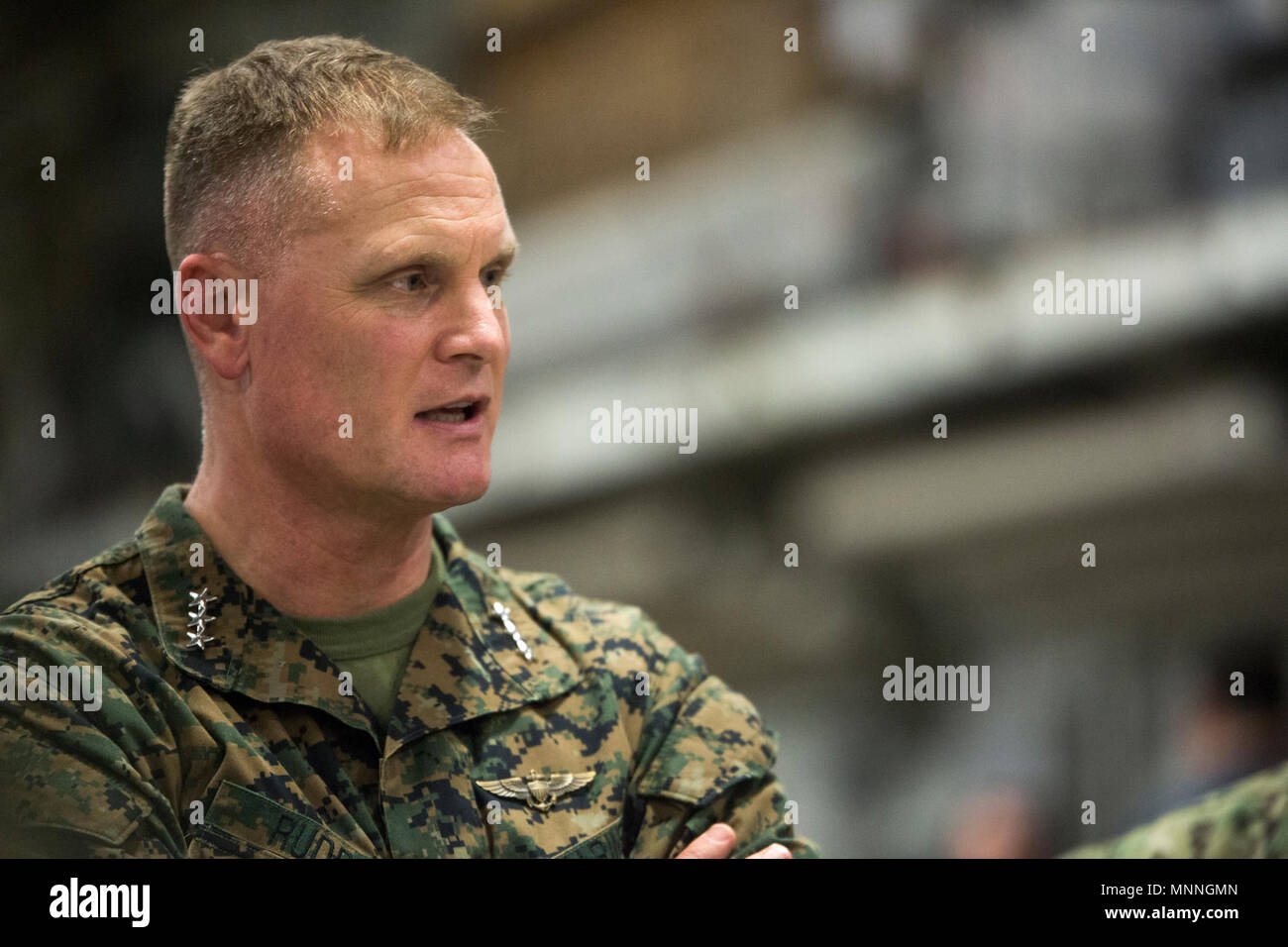 Der stellvertretende Kommandant für die Luftfahrt Generalleutnant Steven R. Ruder spricht über die Möglichkeiten der F-35B Blitz II auf der USS Wasp (LL 1), 14. März 2018. Die 31 Marine Expeditionary Unit ist die Vorbereitung für seine regelmäßigen Feder Patrol 2018 zur Unterstützung der Stabilität und Sicherheit in der indopazifischen Region. Wie das Marine Corps' nur kontinuierlich vorwärts - bereitgestellt MEU, den 31 MEU bietet eine flexible Kraft bereit, eine breite Palette von militärischen Operationen auszuführen. Stockfoto