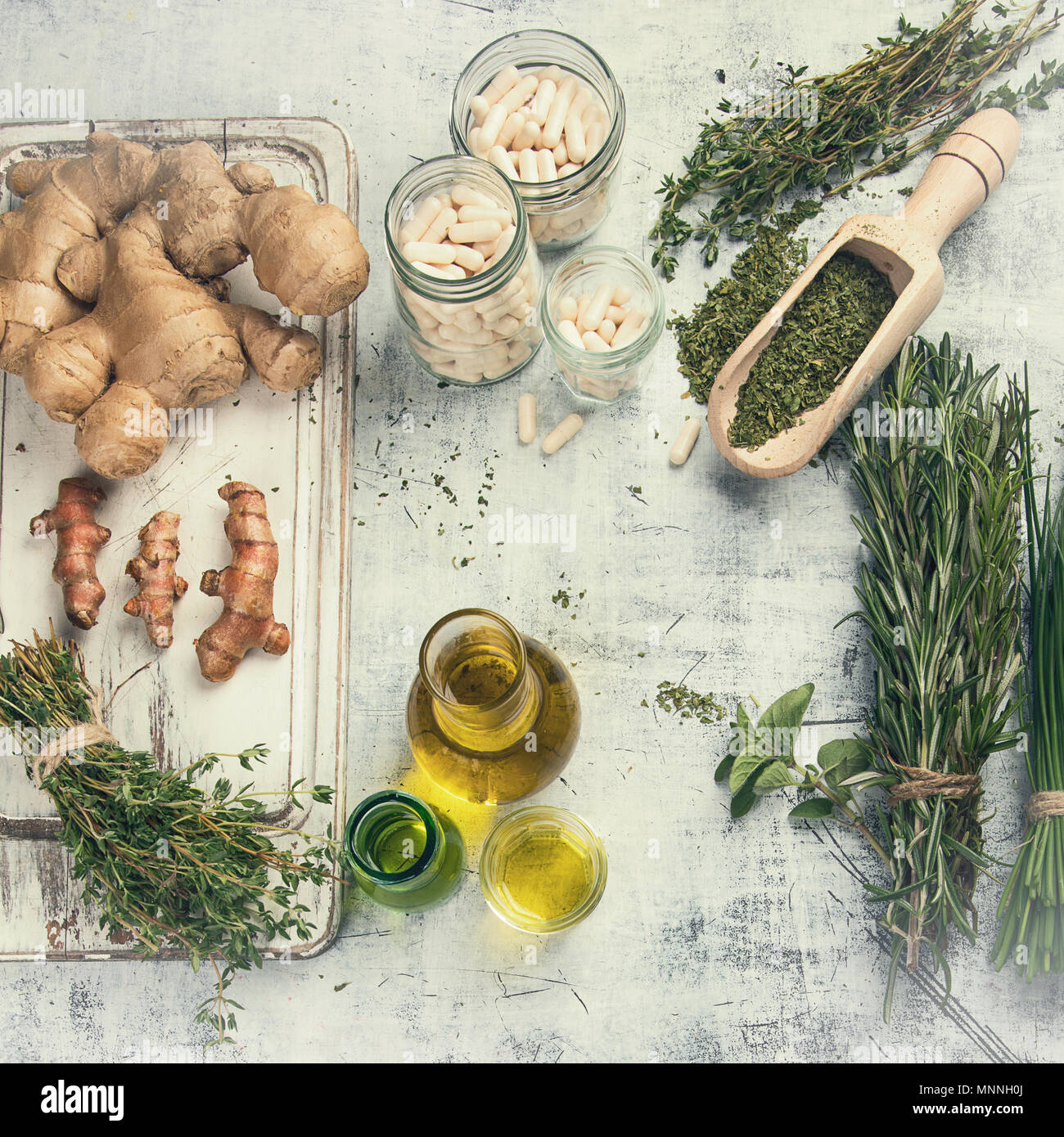 Heilenden Kräutern, ätherischen Ölen und homöopathische Pillen. Homöopathie und Alternative Medizin Stockfoto