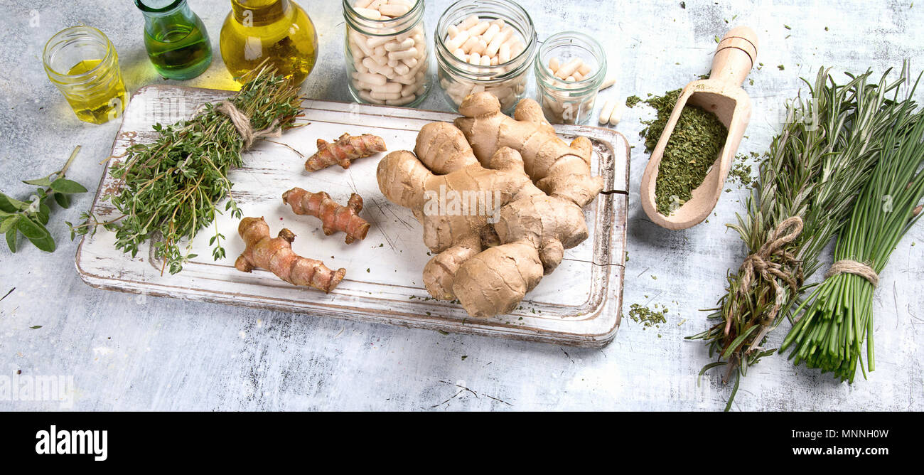 Heilenden Kräutern, ätherischen Ölen und homöopathische Pillen. Homöopathie und Alternative Medizin Stockfoto