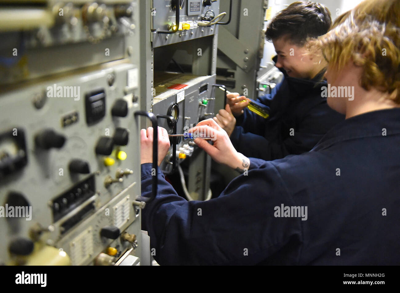 Meer (14. März 2018) Elektroniker/in 3 Klassen Morgan Weygant, Links, und Elektronik Techniker 3. Klasse Allison Bossert Communication Equipment aus einem Rack an Bord der Blue Ridge-Klasse Command und Control Schiff USS Mount Whitney (LCC 20) März 14, 2018 entfernen. Mount Whitney, Vorwärts- und Gaeta, Italien eingesetzt, arbeitet mit einer kombinierten Mannschaft der US Navy Military Sealift Command Segler und öffentlichen Dienst Seemänner. Stockfoto