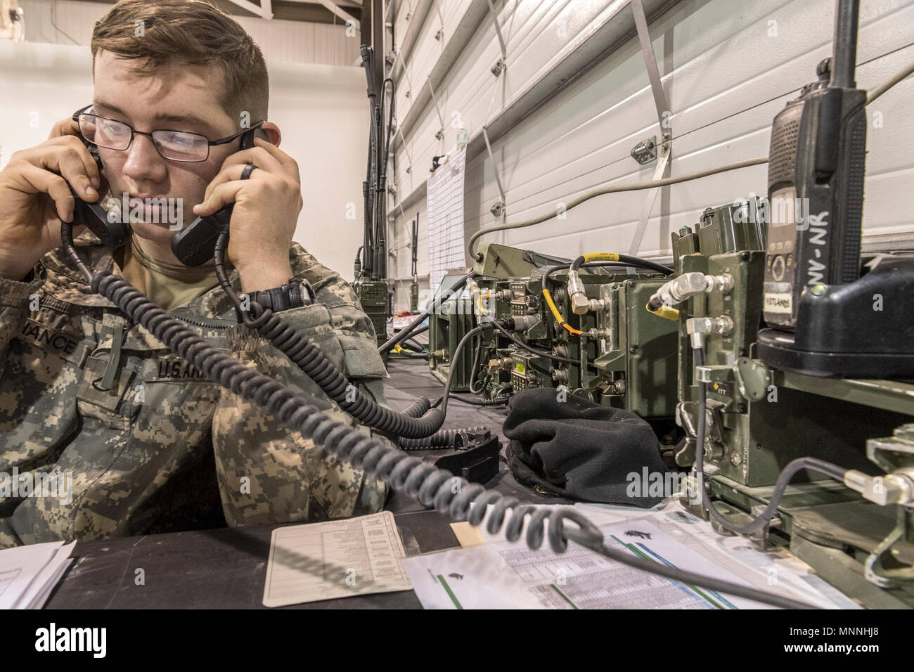 Us-Soldaten des 3.BATAILLON zugeordnet, 21 Infanterie Regiment eine kombinierte Waffen Live Fire Übung während einer arktischen Bereitstellung von Stryker gepanzerte Fahrzeuge Plan als Teil der US-Armee Alaska Joint Force Land Befehl Komponente zur Unterstützung der alaskischen Befehl übung Arctic Edge 18 unter der Aufsicht des US Northern Command am Ft durchgeführt. Greely, Alaska, 15. März 2018. Arctic Edge 2018 Ist eine Biennale, groß angelegte, gemeinsame - Training, Vorbereitung und Tests, die Fähigkeit des US-Militärs taktisch in extremer Kälte zu bedienen - Wetter in arktischen Umgebungen gefunden. Stockfoto