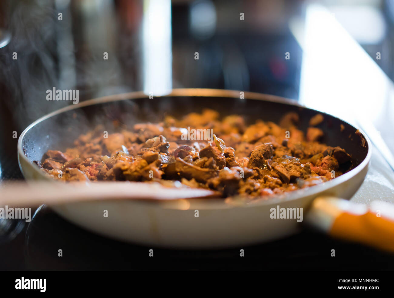Herrliche nahrhafte organische Nahrung geschnittenes Huhn Leber mit einem hohen Gehalt an Protein und Eisen ist aktiv mit Zwiebeln in der Pfanne gebraten, bis er Stockfoto
