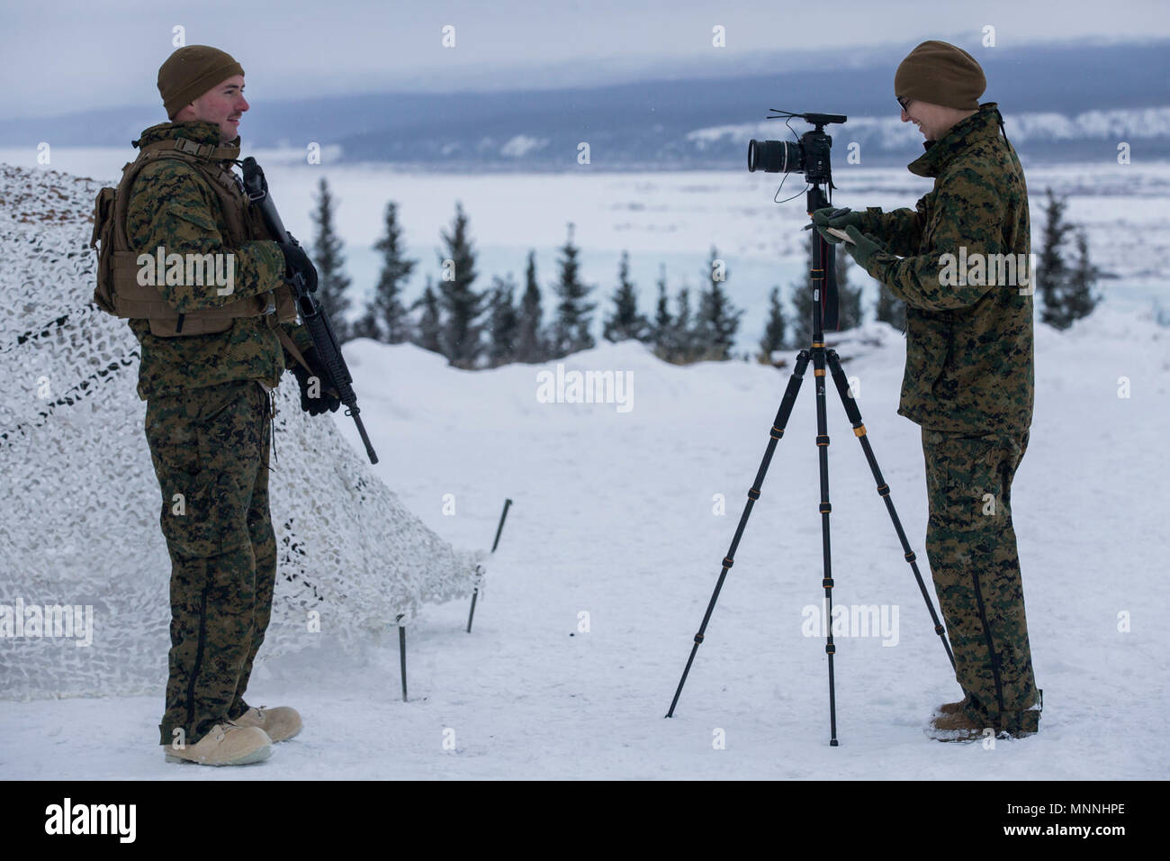 Sgt. Brianna Gaudi, rechts, eine Masse Communicator mit II Marine Expeditionary Force Kommunikationsstrategie und Betrieb, Interviews Cpl. Brandon Stewart, ein niedriger Höhe Air Defence gunner mit LAAD Bataillon, Alpha. Akku, 2. Marine Flugzeugflügel, während der Übung Arctic Edge 18, am Fort Greely, Alaska, 15. März 2018. Arctic Edge18 ist eine Biennale, groß angelegte, gemeinsame - Training, Vorbereitung und Tests, die Fähigkeit des US-Militärs taktisch in der extremen Kälte - Wetter in arktischen Umgebungen mit mehr als 1500 Teilnehmern aus der Luftwaffe, Heer, Küste Guar gefunden zu bedienen Stockfoto