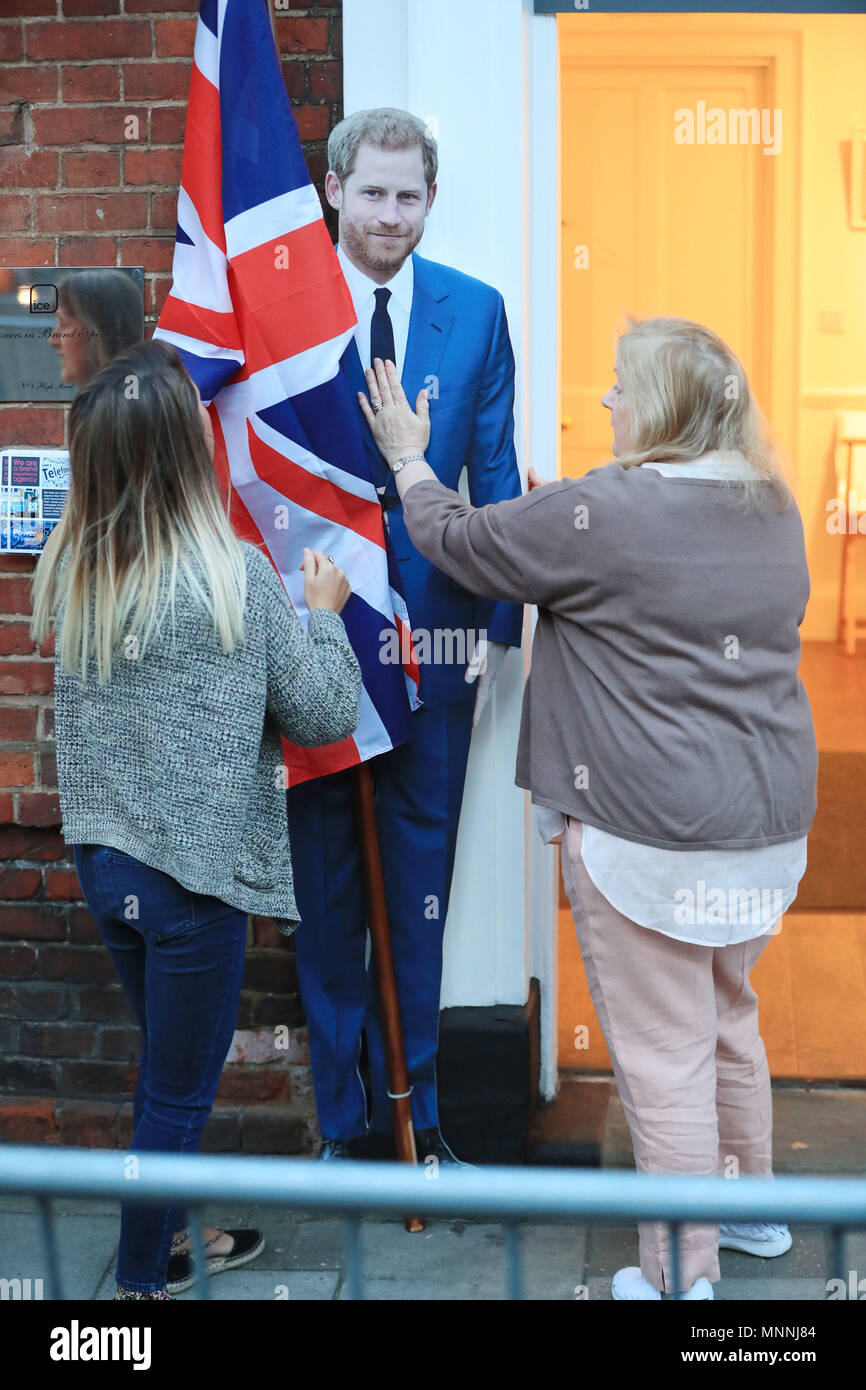 Royal fans bewundern eine Pappe schneiden von Prinz Harry in Windsor vor der Hochzeit von Prinz Harry und Meghan Markle n St George's Chapel in Windsor Castle. Stockfoto