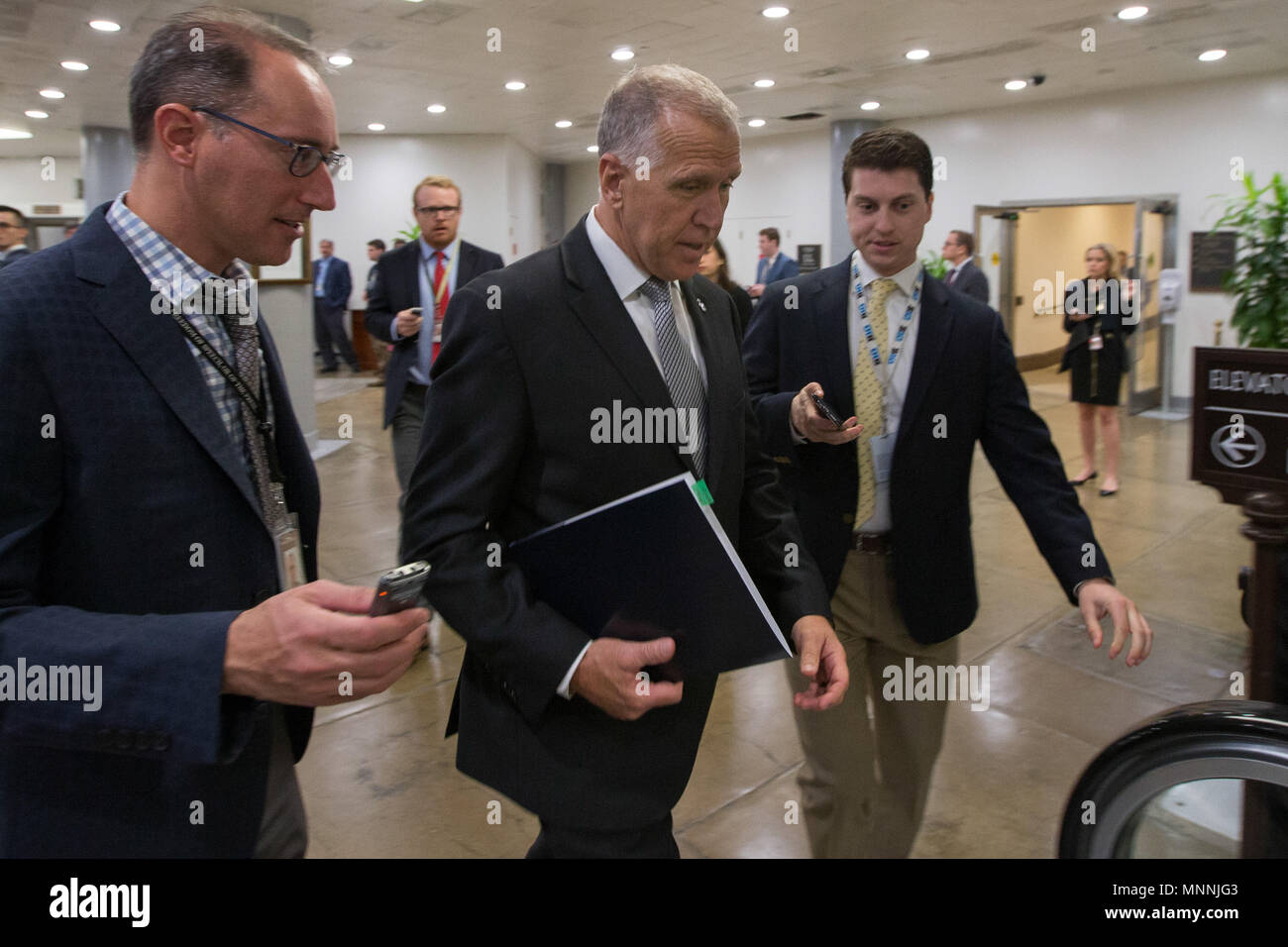 Senator Dan Sullivan (R-AK) spricht mit Reportern in der U.S. Capitol U-Bahn auf dem Weg nach Stimmen an Mai 16., 2017. Stockfoto