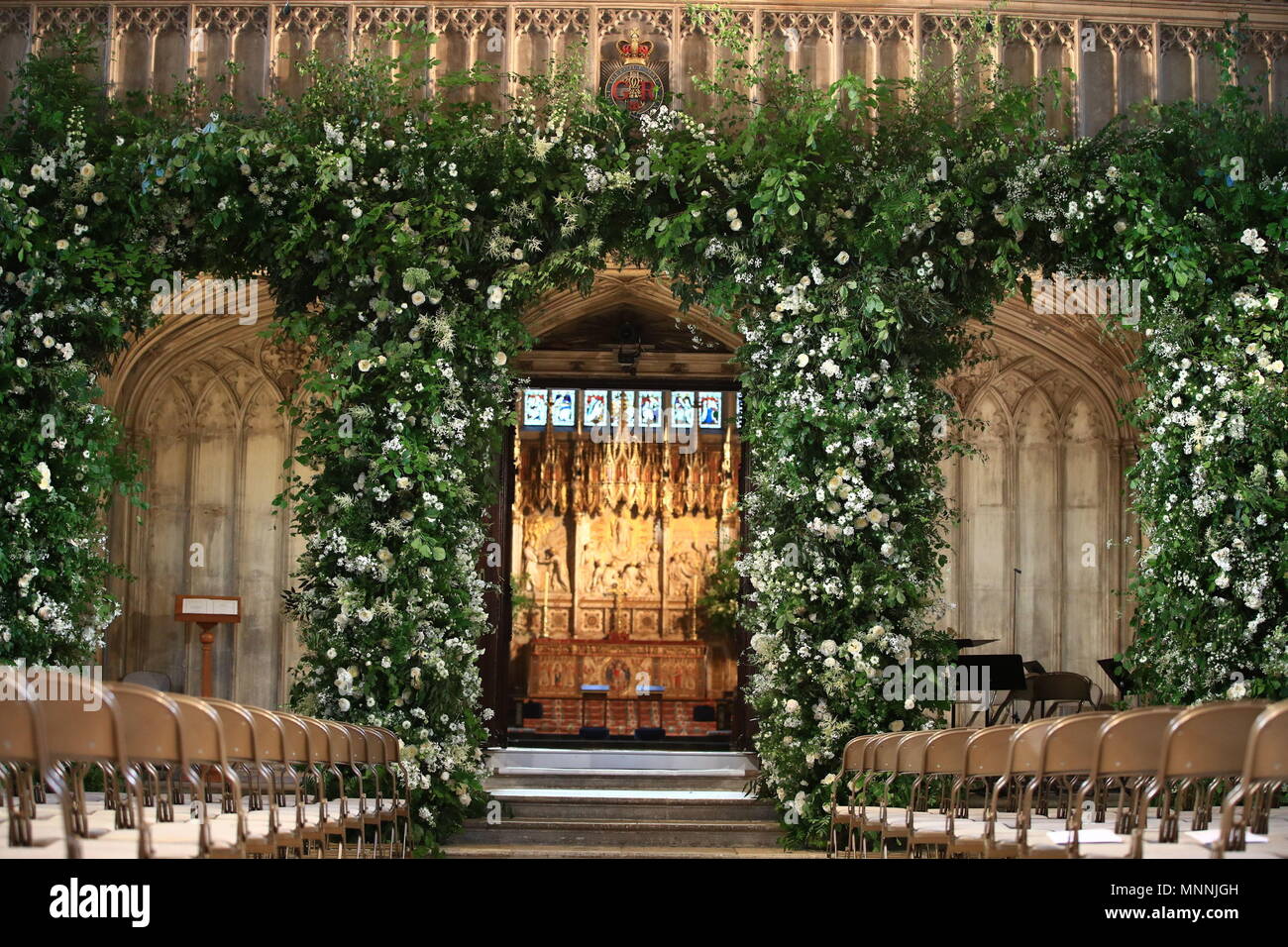 Blumen schmücken die Vorderseite der Orgelempore in der St. George's Chapel auf Schloss Windsor für die Hochzeit von Prinz Harry zu Meghan Markle. Stockfoto