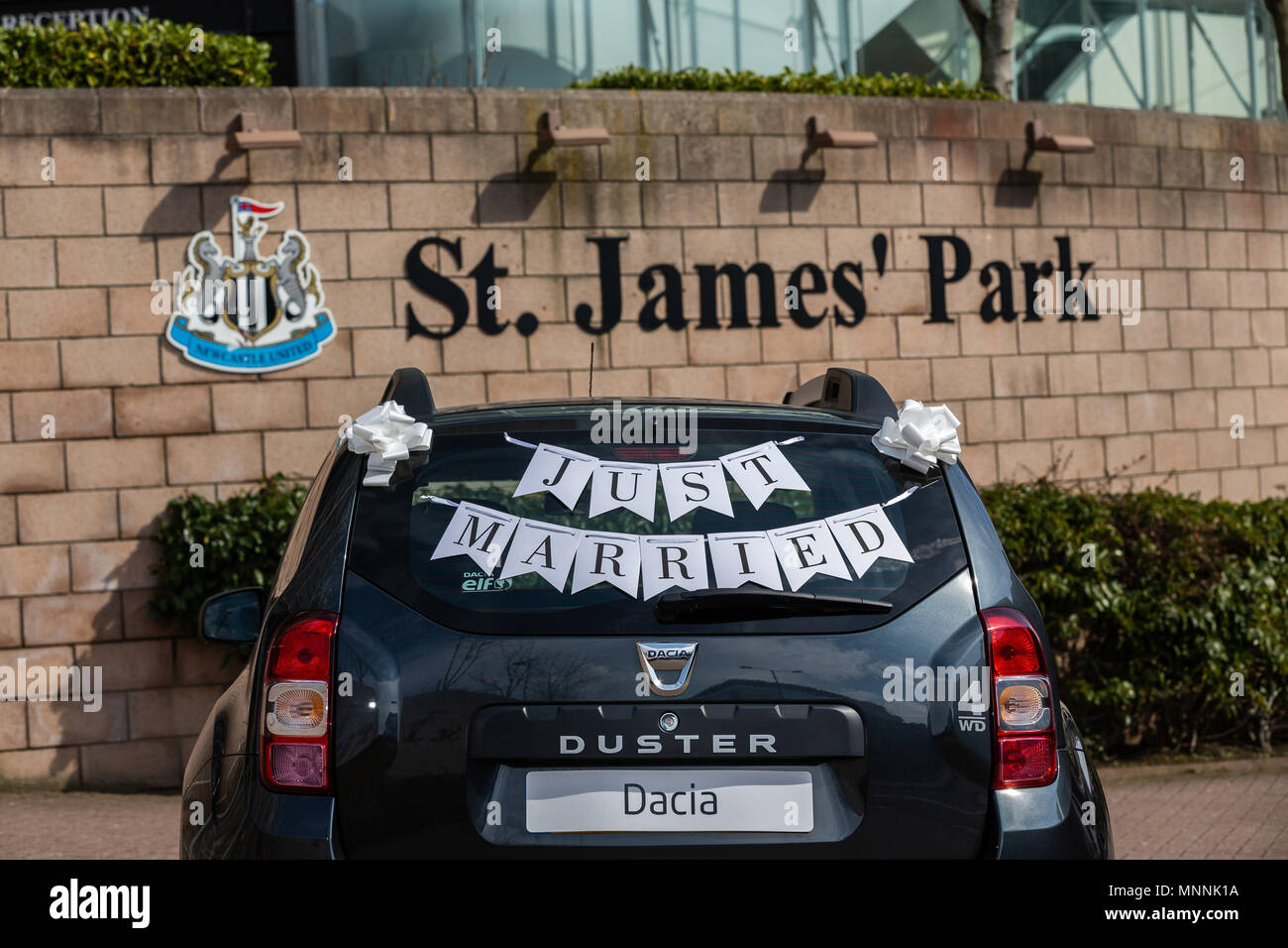 Es ist nicht nur ein Mitglied der Königlichen Familie, die in einem zauberhaften Wochenende im Mai. Dacia, der beste Wert auto Marke in Großbritannien, bietet Rugby super Fans die Chance, ihre Liebe im St James' Park Stadion während der Dacia-magische Wochenende Rugby Turnier zu feiern, am 19. und 20. Mai. Einem glücklichen Paar wird die königliche Behandlung mit einem all-Ausgaben bezahlt werden, einmal im Leben Hochzeit Feier im Stadion gewinnen. Zum Eingeben, Paare brauchen nur zu Dacia Kopf.co.uk/magic-Wochenende mit: Atmosphäre, wo: Newcastle, Großbritannien Wann: 18 Apr 2018 Credit: David Holz/PinPep/WENN.com Stockfoto