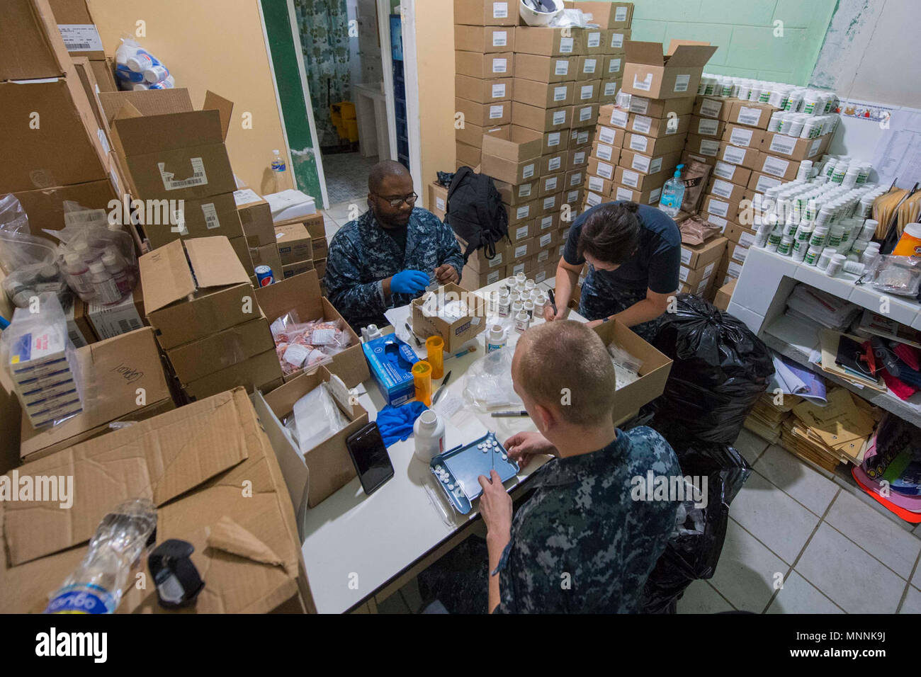 PUERTO Cortes, Honduras. (16. März 2018) Segler ärztlicher Verschreibungen in einzelne Säcke am Franklin D. Roosevelt Schule in Puerto Cortes, Honduras im Verlauf der weiteren Versprechen 2018. Us Naval Forces Southern Command/USA 4. Flotte hat eine Kraft entfaltet Auszuführen weiterhin Versprechen zivil-militärische Operationen durchzuführen, einschließlich humanitärer Hilfe, Ausbildung Engagements und medizinische, zahnmedizinische und veterinärmedizinische Unterstützung in einer Bemühung, US-Unterstützung und Engagement in Zentral- und Südamerika zu zeigen. Stockfoto