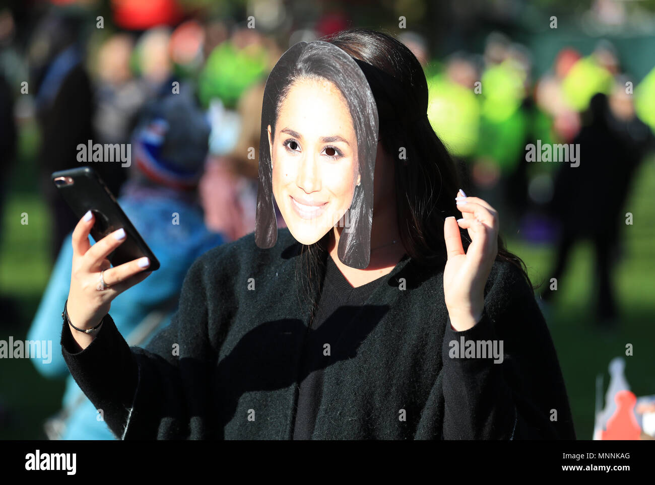 Eine königliche Ventilator in einem Meghan Markle Gesichtsmaske vor der Hochzeit von Prinz Harry und Meghan Markle in Windsor Castle. Stockfoto