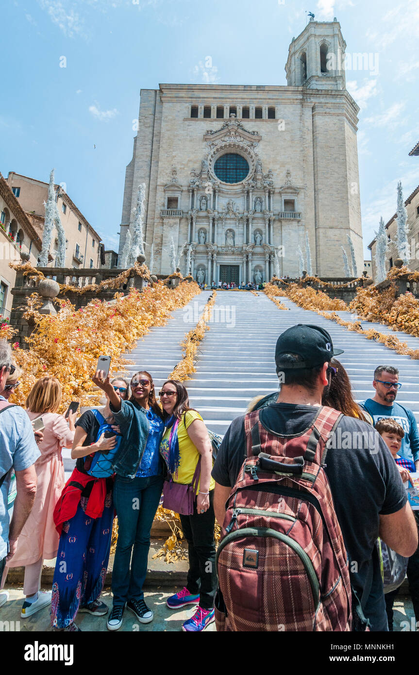 Leute suchen, selfies, Blumenschmuck, die Kathedrale von Girona, jährliche Flower Festival "Temps de Flors 2018", Girona, Katalonien, Spanien Stockfoto