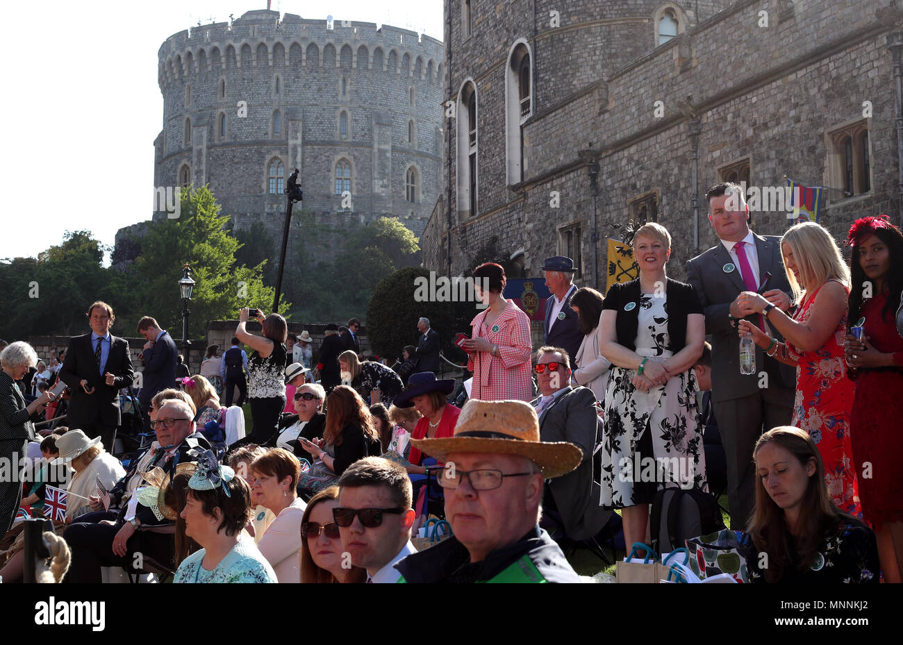 Royal Fans auf dem Gelände des Windsor Castle vor der Hochzeit von Meghan Markle und Prinz Harry. Stockfoto