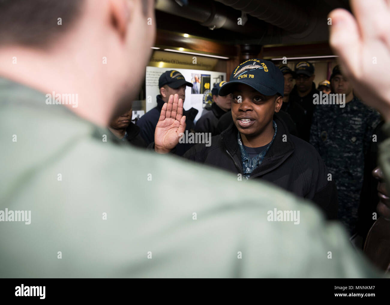 NORFOLK, Virginia (Mar. 16, 2018) - der Luftfahrt Bootsmann Mate (Ausrüstung) Airman Abriel Thomas, von Groesbeck, Texas, zu USS Gerald R. Ford's (CVN 78) Luft Abteilung zugewiesen, rezitiert die Eid der Rekrutierung von Leutnant Adam Boyd während Ihrer reenlistment Zeremonie gegeben. Stockfoto