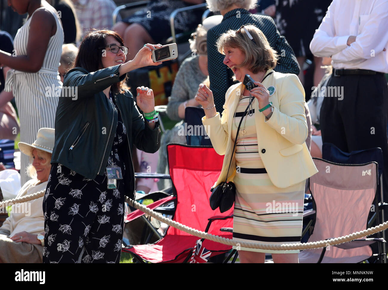 Royal Fans auf dem Gelände von Schloss Windsor vor der Hochzeit von Meghan Markle und Prinz Harry. Stockfoto