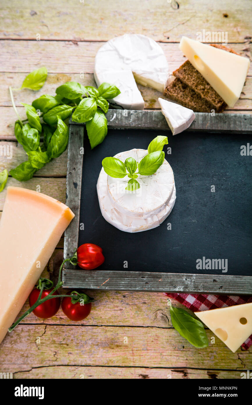 Italienische Küche. Frische Zutaten mit Nudeln für italienische Küche. Käse-Vielfalt an Tafel Stockfoto