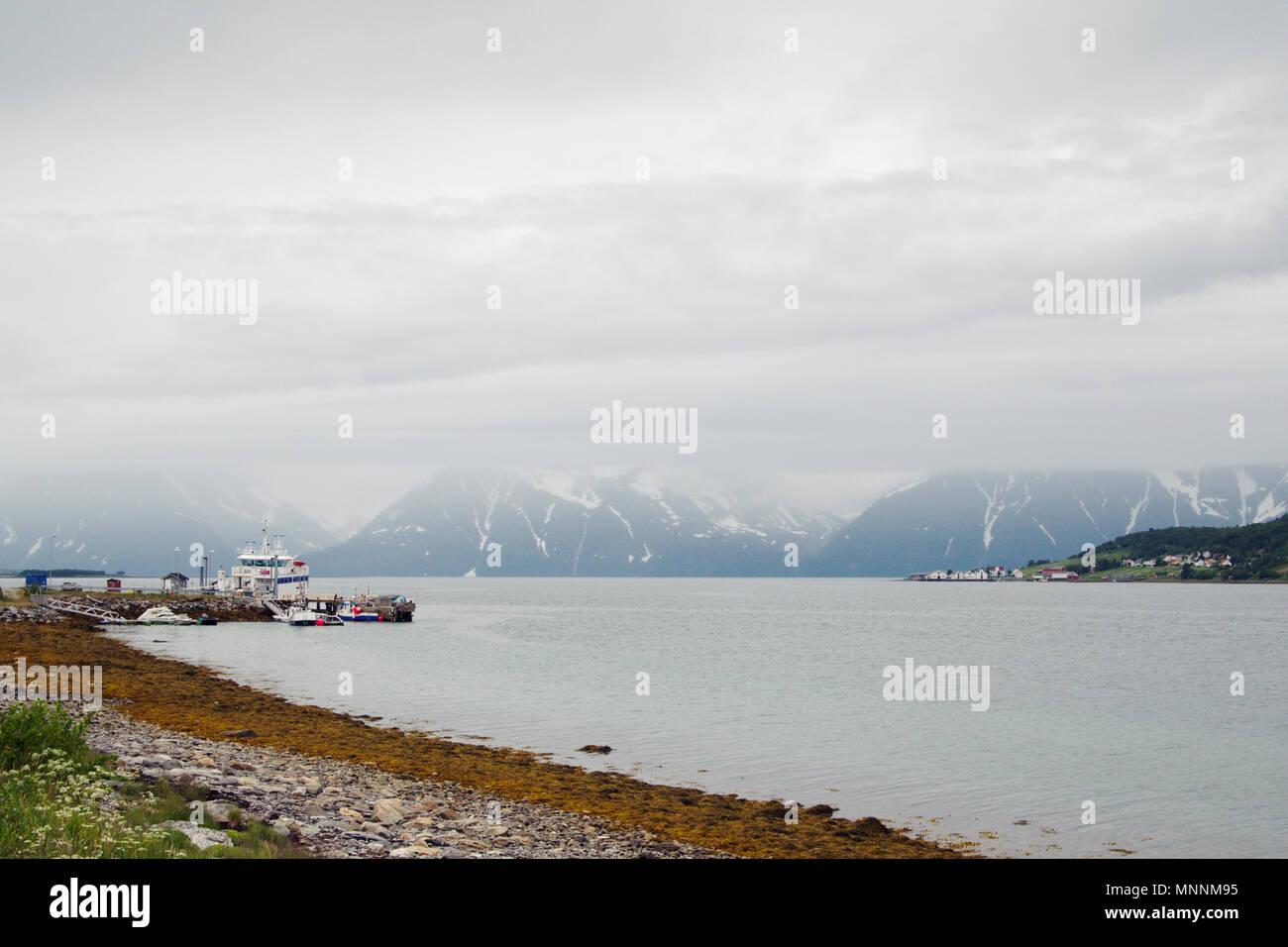 Niedrig hängenden Wolken in einer Bucht in Norwegen. Stockfoto