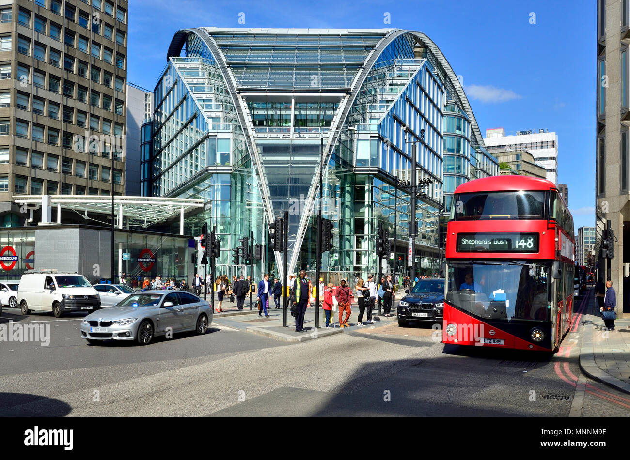 Kardinal Place Shopping Center und red London Bus, Palace Street, Westminster, London, England, UK. Stockfoto