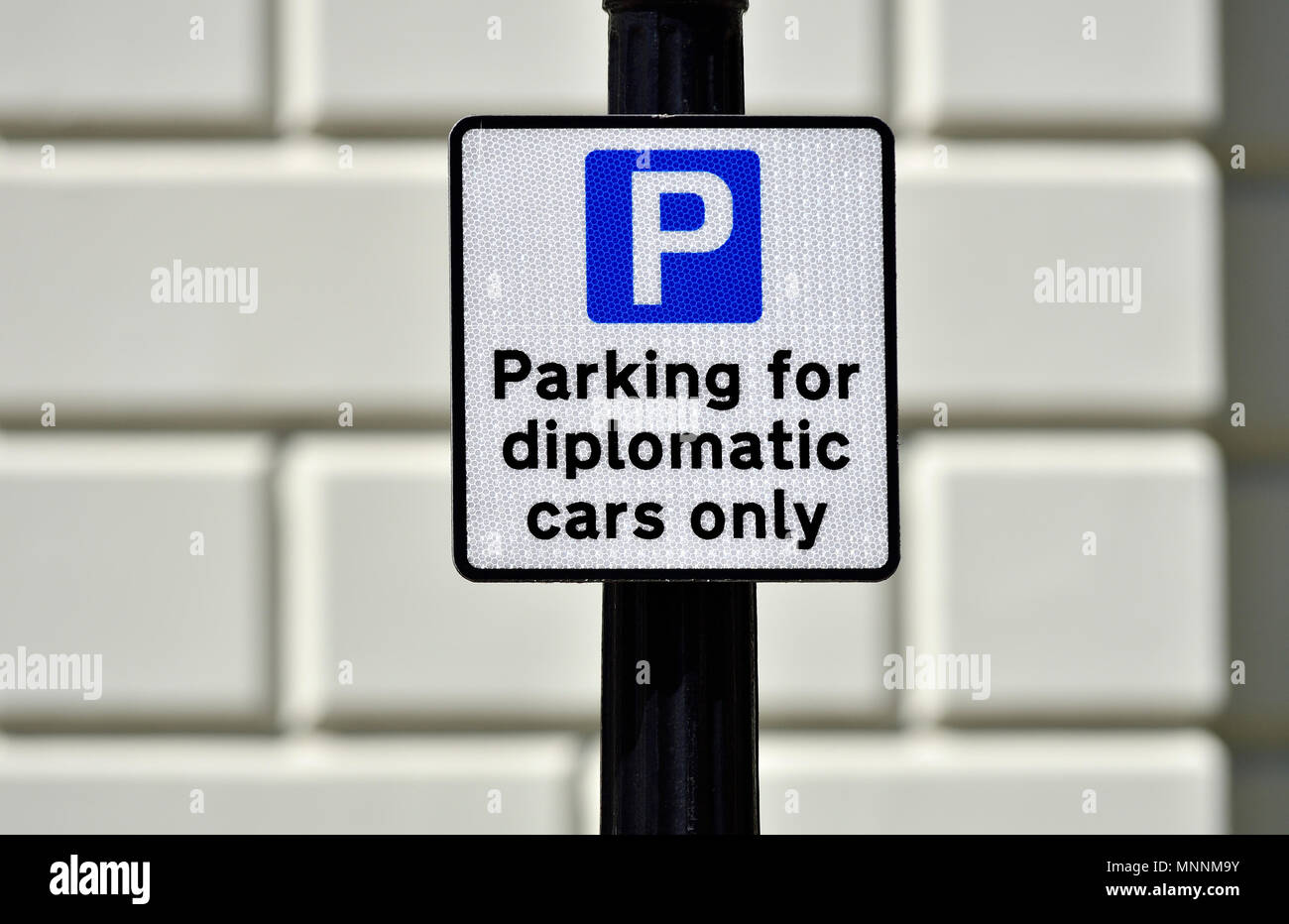 Parkplatz für diplomatische Autos nur Zeichen in Bedford Square, Bloomsbury, London, England, UK. Stockfoto