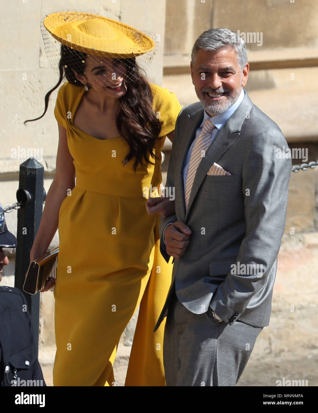 Amal Clooney George Clooney und kommen an der St. George's Chapel auf Schloss Windsor für die Hochzeit von Megan Markle und Prinz Harry. Stockfoto