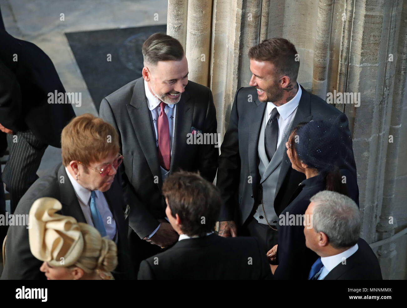 David und Victoria Beckham (beide rechts) Gespräch mit Sir Elton John (links) und David versorgen, wie Sie in St. George's Chapel auf Schloss Windsor für die Hochzeit von Prinz Harry und Meghan Markle ankommen. Stockfoto