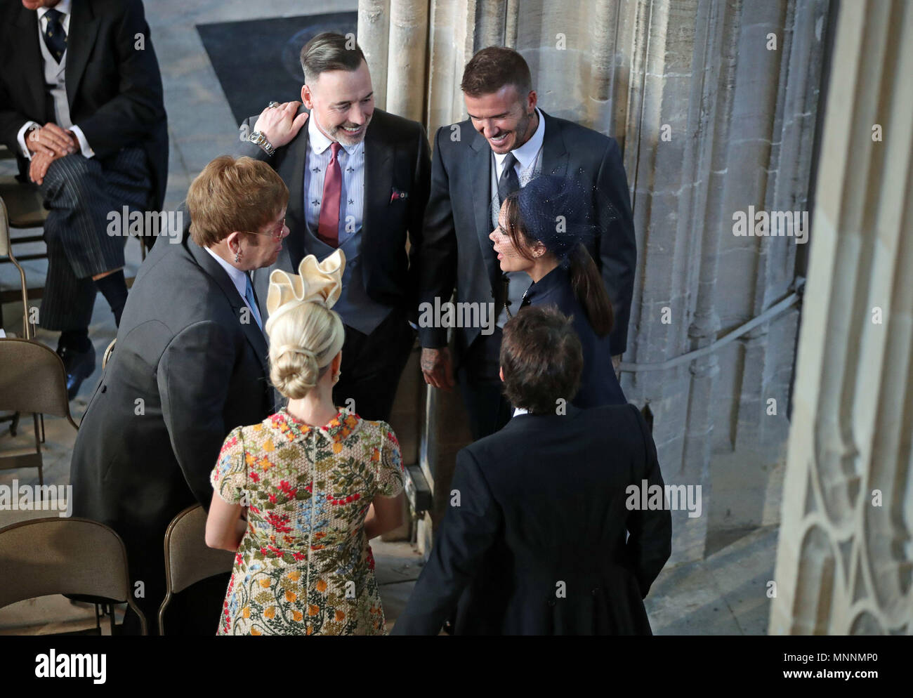David und Victoria Beckham (rechts) im Gespräch mit Sir Elton John und David versorgen (links) und Sofia Wellesley und James Blunt (Vordergrund), wie sie in der St. George's Chapel auf Schloss Windsor für die Hochzeit von Prinz Harry und Meghan Markle ankommen. Stockfoto
