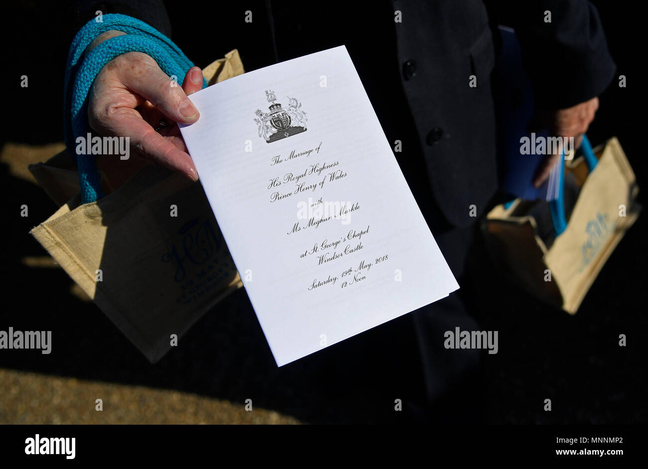 Ein Mitarbeiter hält ein service Blatt in der St. George's Chapel auf Schloss Windsor für die Hochzeit von Meghan Markle und Prinz Harry. Stockfoto