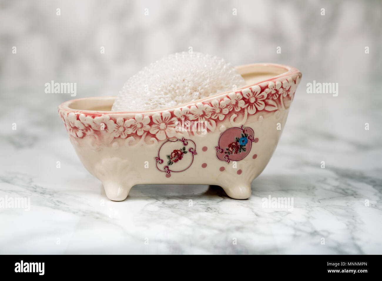 Dekorative Keramik mini mit frei stehender Badewanne Seifenschale mit  Badewanne Schwamm Stockfotografie - Alamy