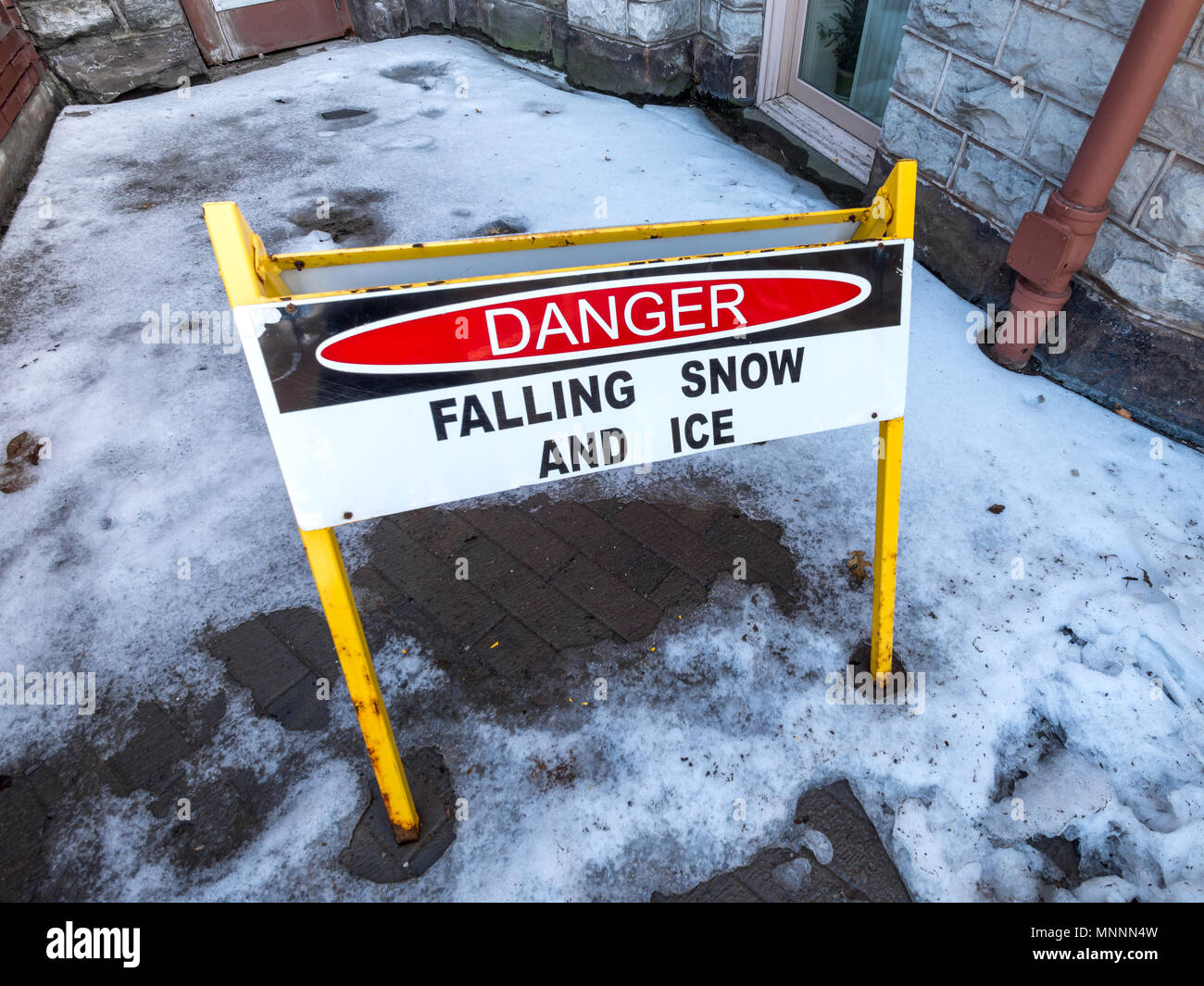 'Danger fallenden Schnee und Eis" Schild, Stratford, Ontario, Kanada. Stockfoto