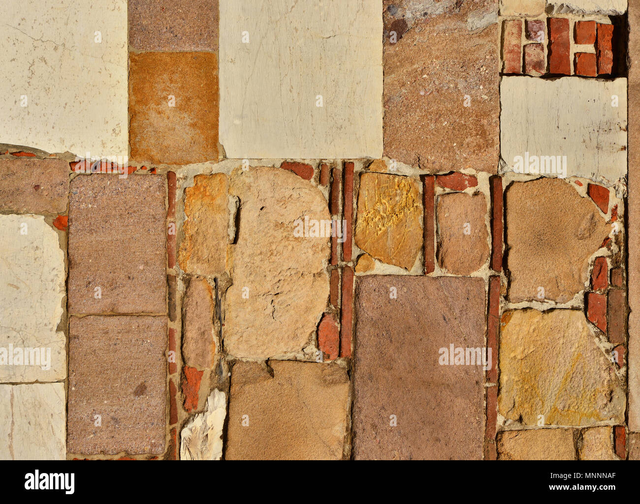Alte composite Wand mit Steinblöcken und Briks als Hintergrund Stockfoto Alte composite Wand mit Steinblöcken und Briks als Hintergrund Stockfoto