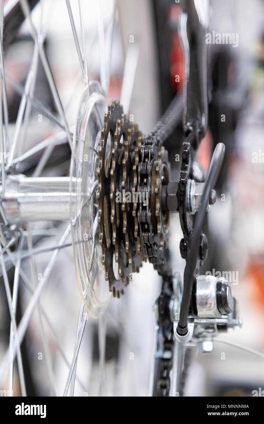 Geschwindigkeit ändern. Hinterrad. Stahl Fahrradkette. Getriebe Zahnräder  close-up Stockfotografie - Alamy