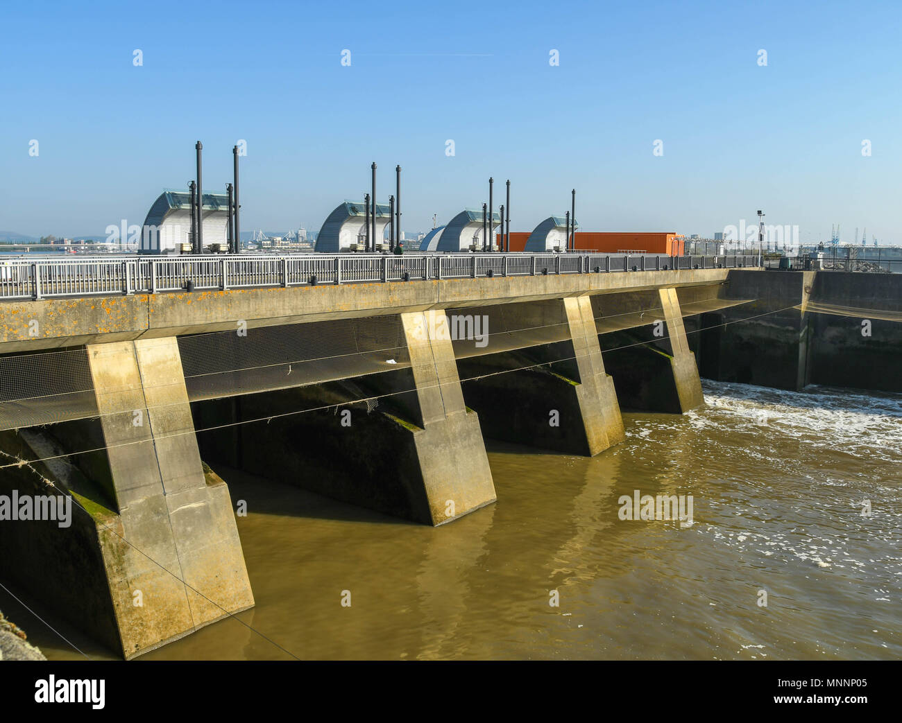 Weitwinkelaufnahme der Schleuse in die Bucht von Cardiff Barrage. Die Tore Kontrolle der Wasserstand in der Bucht selbst Stockfoto