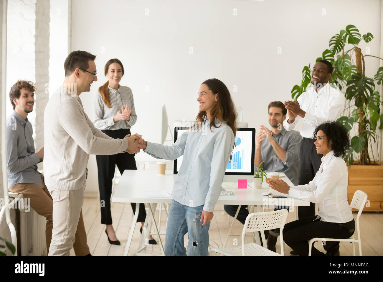 Boss, die Einstellung der Mitarbeiter intern gratulieren mit Händen Stockfoto