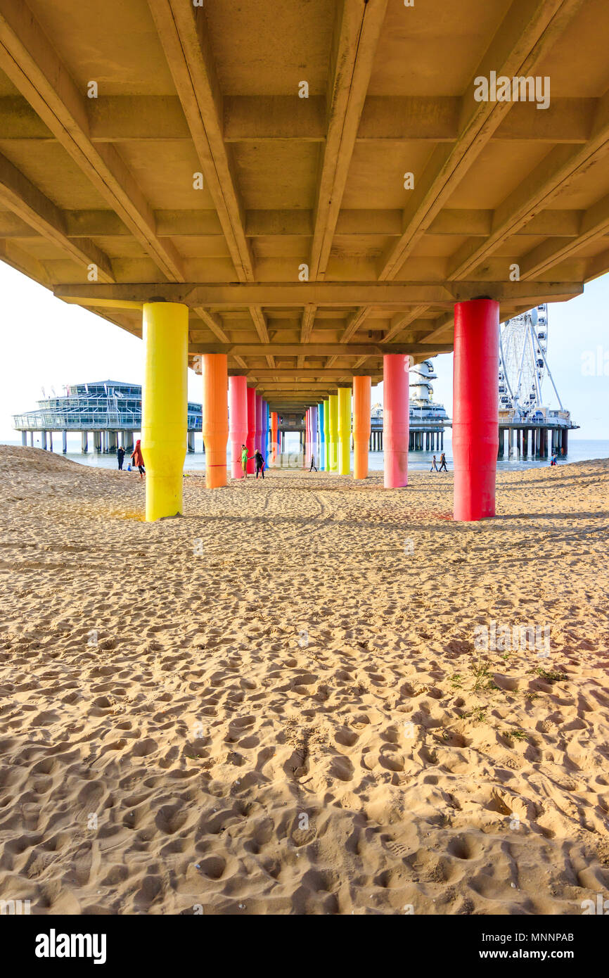 Scheveningen, Niederlande - 12 März 2017: Unter dem Pier in Scheveningen Stockfoto